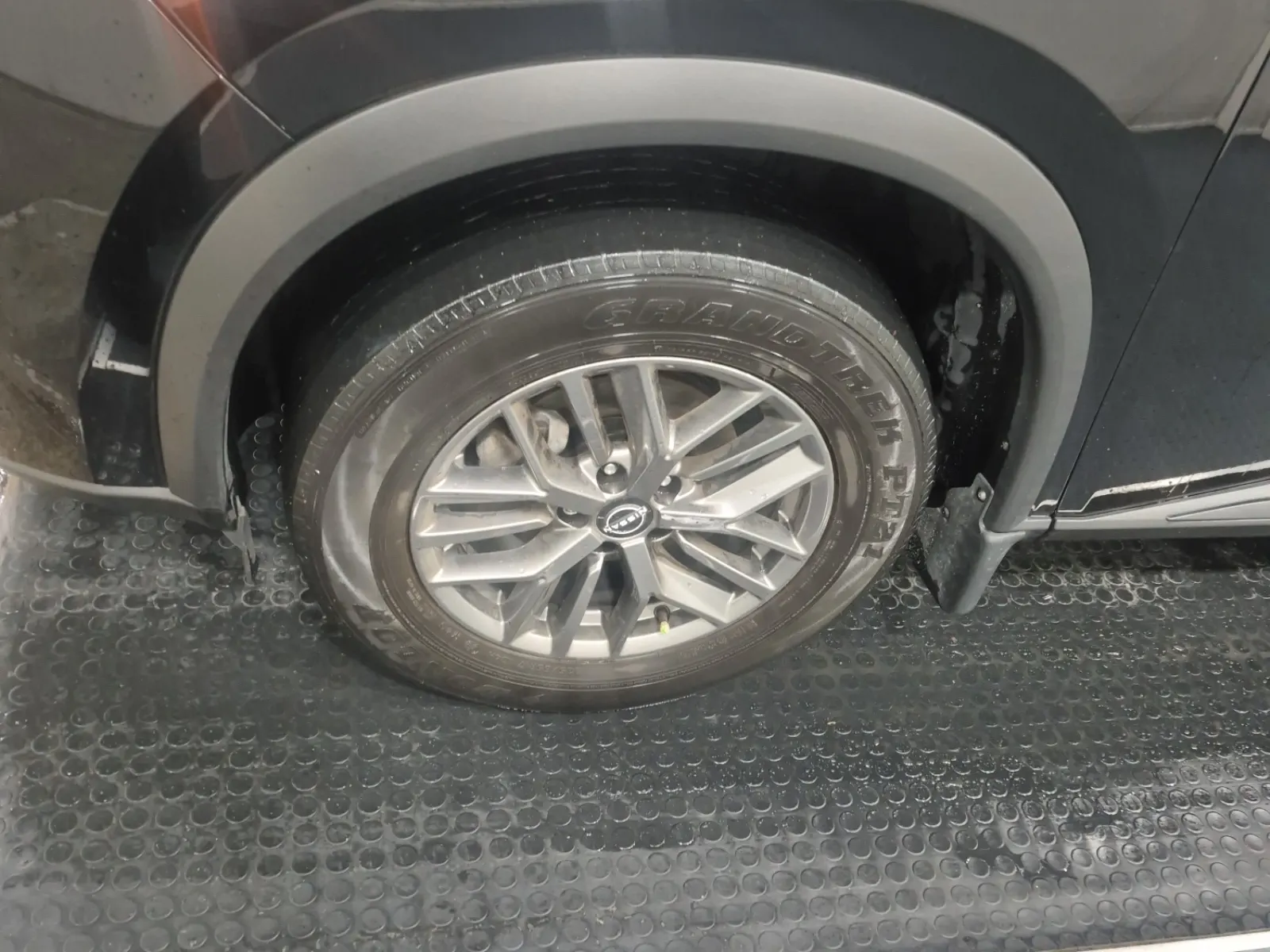 Front driver wheel/tire photo
