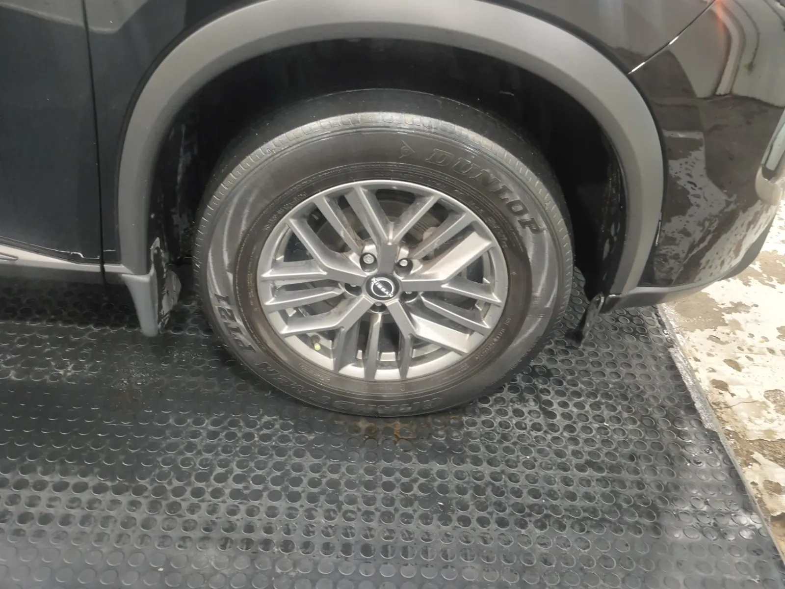 Right Front Wheel/Tire Photo