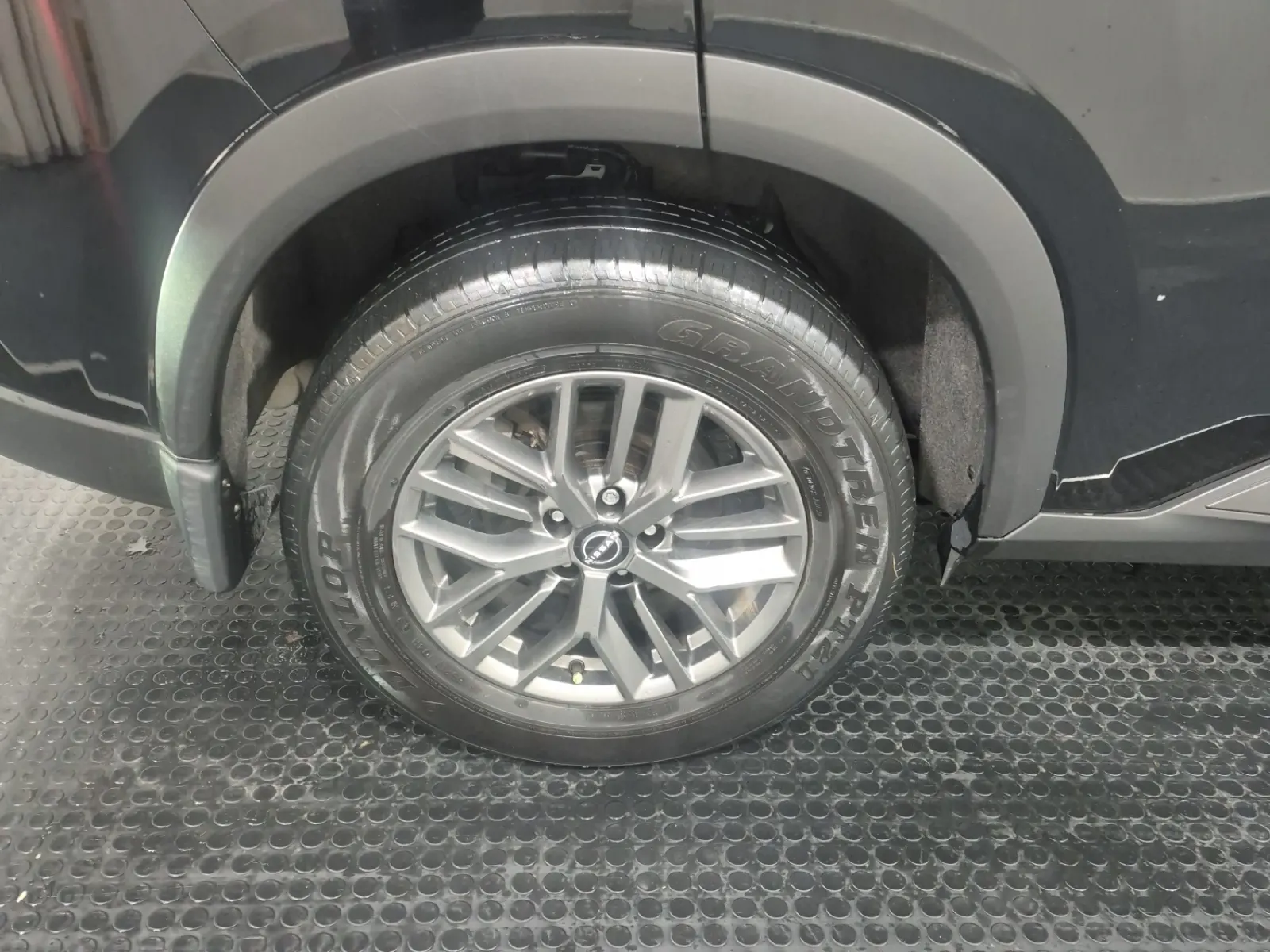 Right Rear Wheel/Tire Photo