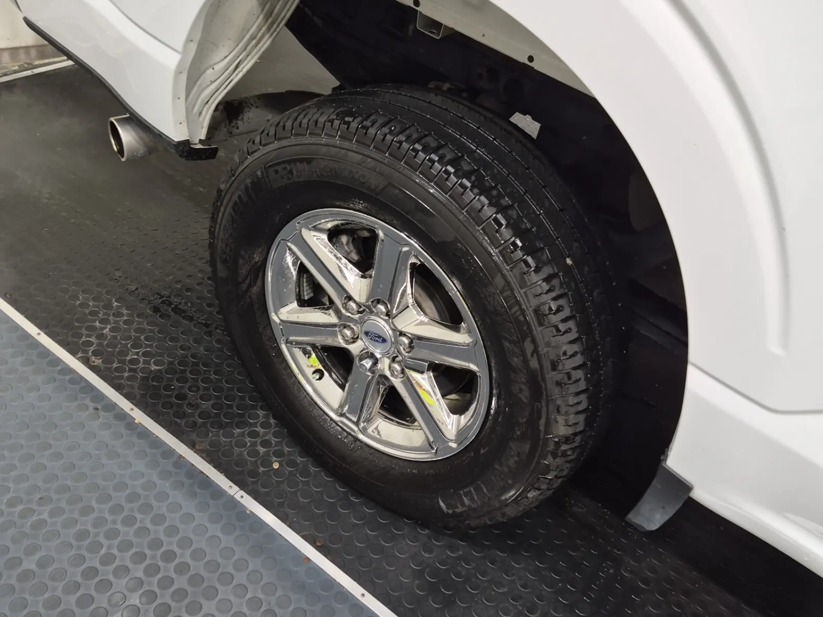 Right Rear Wheel/Tire Photo