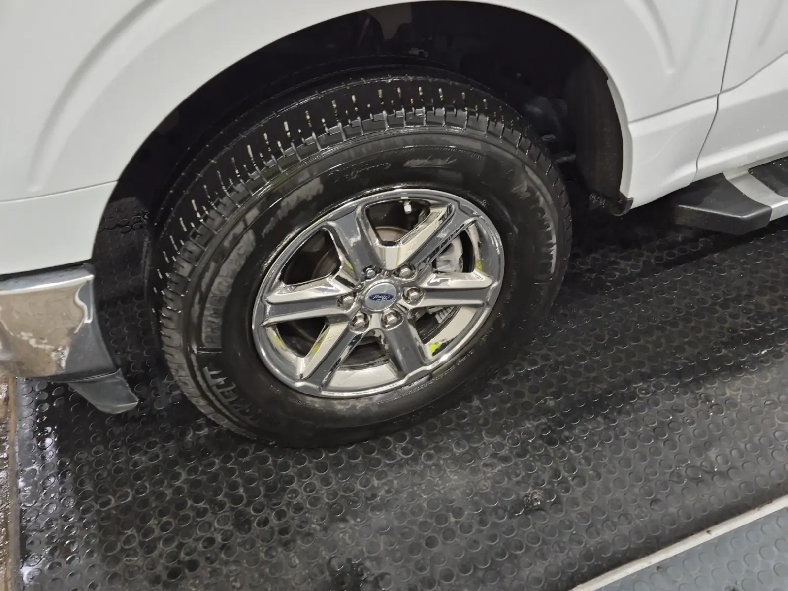 Front driver wheel/tire photo
