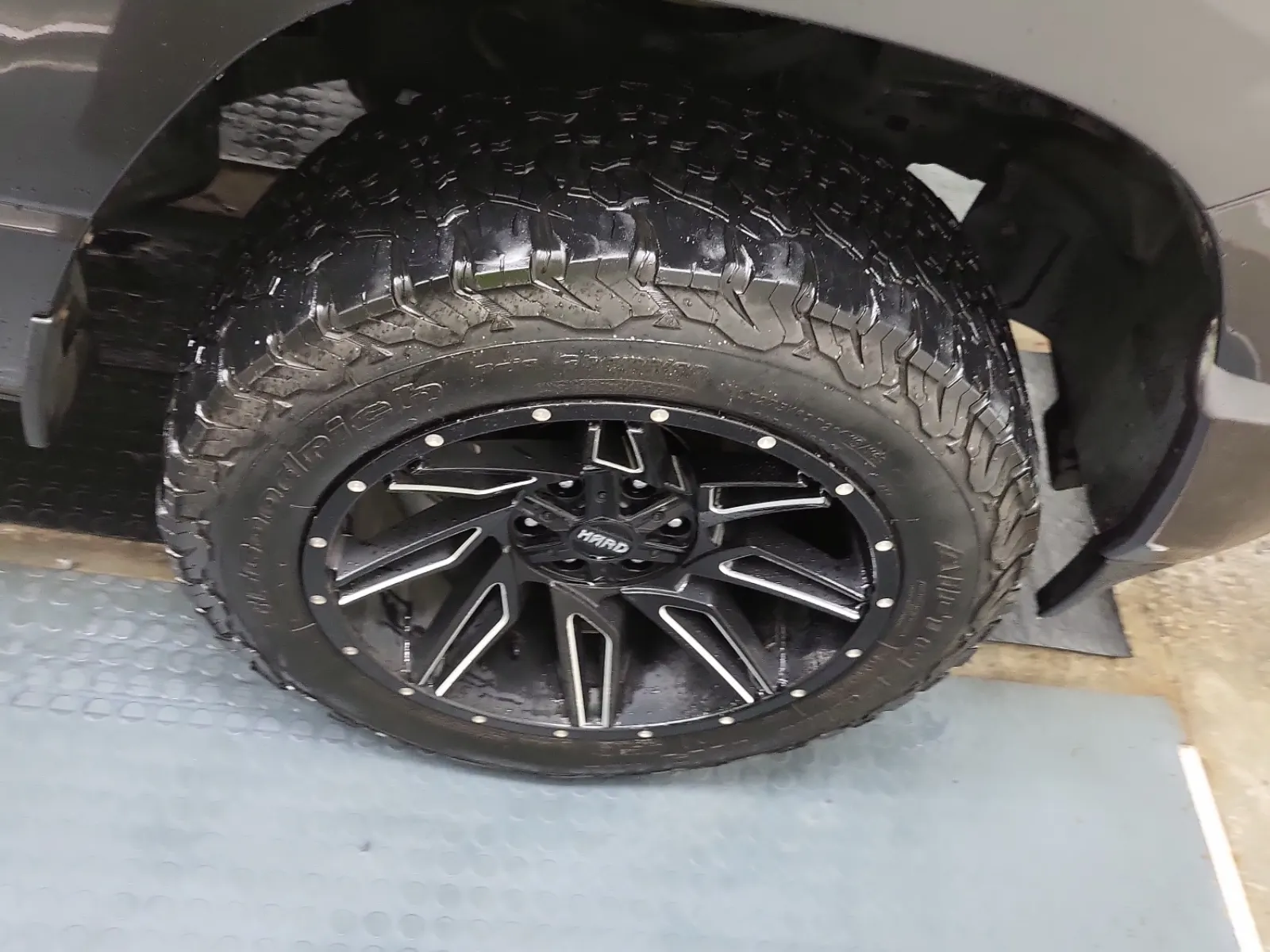 Right Front Wheel/Tire Photo
