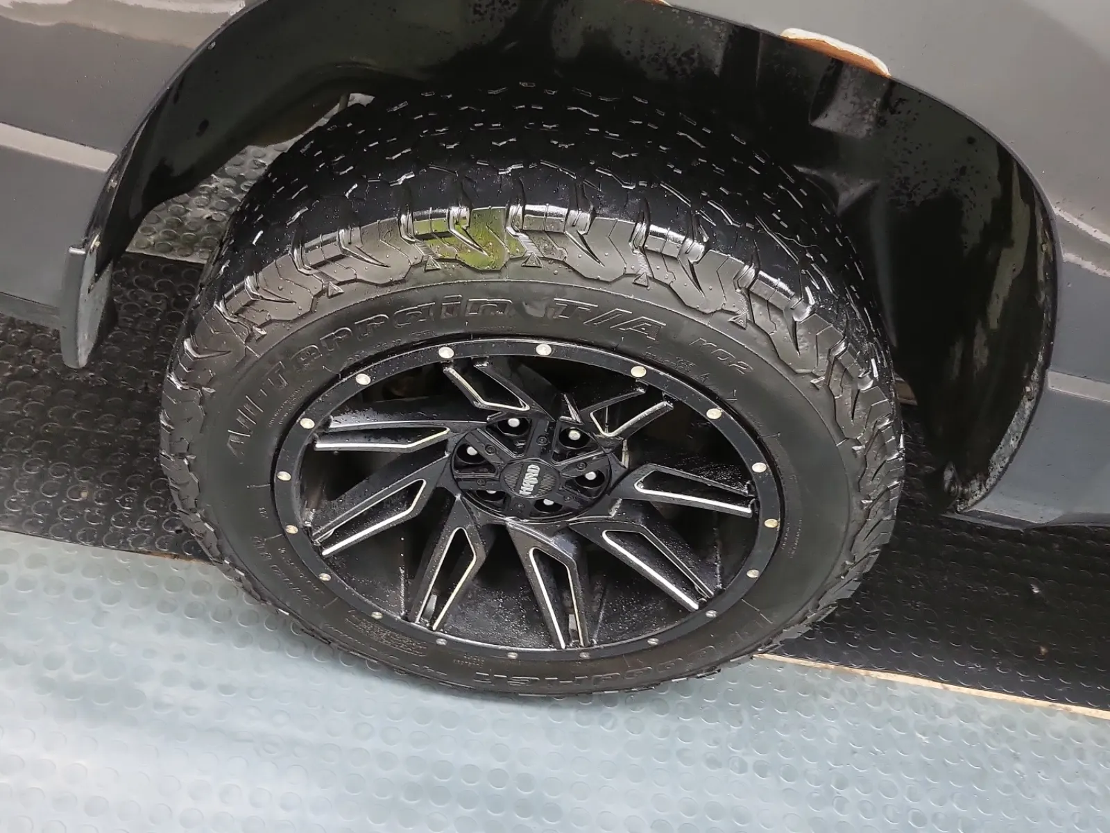 Right Rear Wheel/Tire Photo