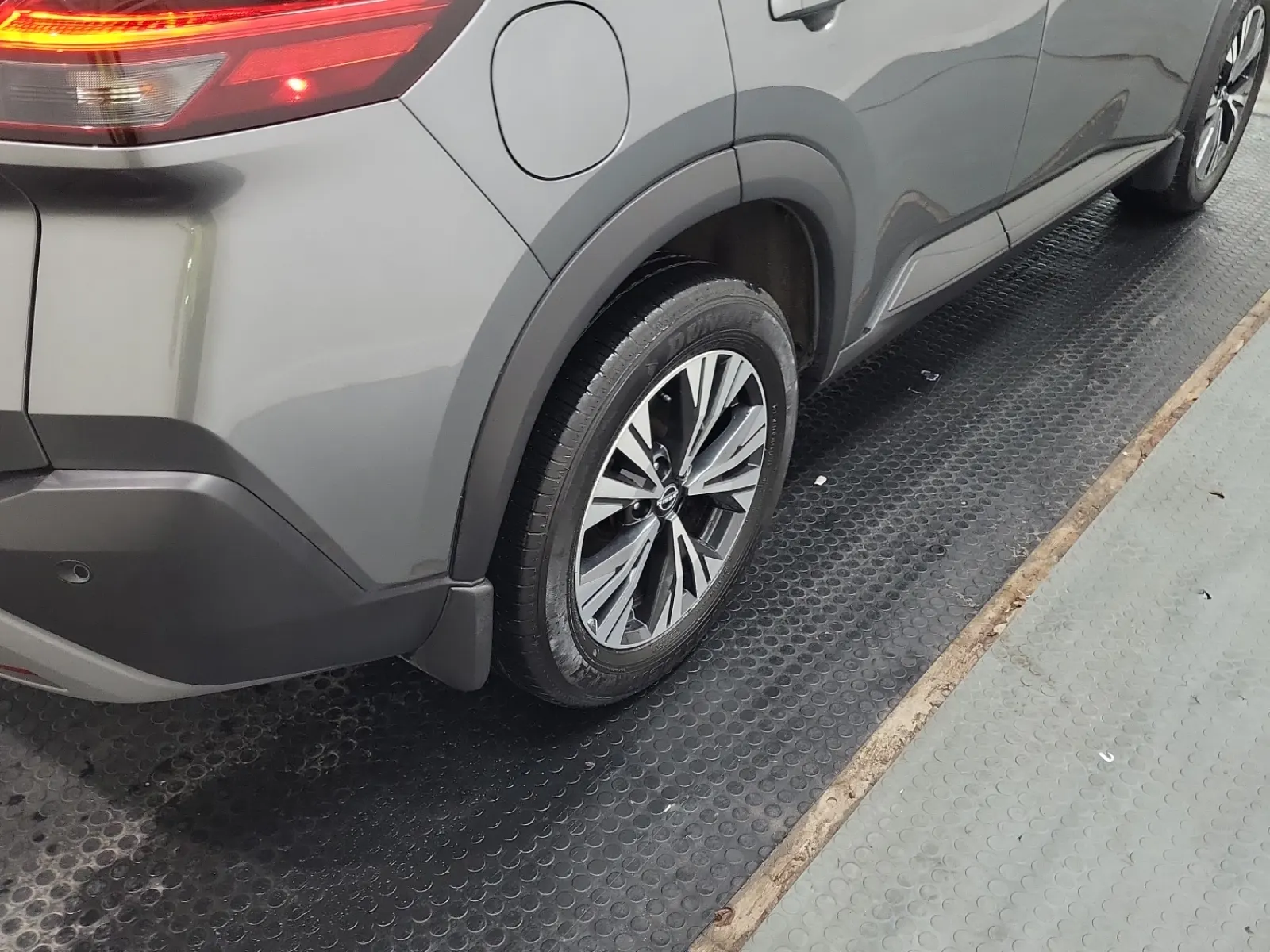 Right Rear Wheel/Tire Photo