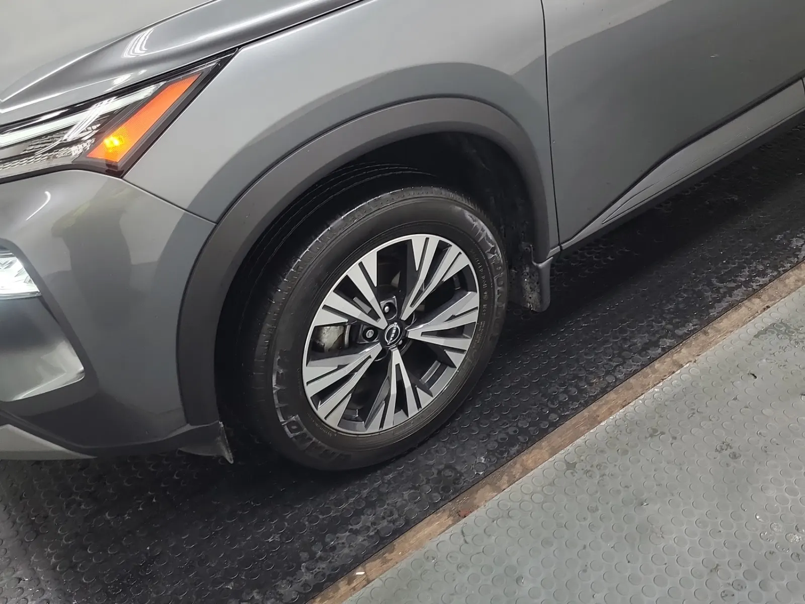 Front driver wheel/tire photo