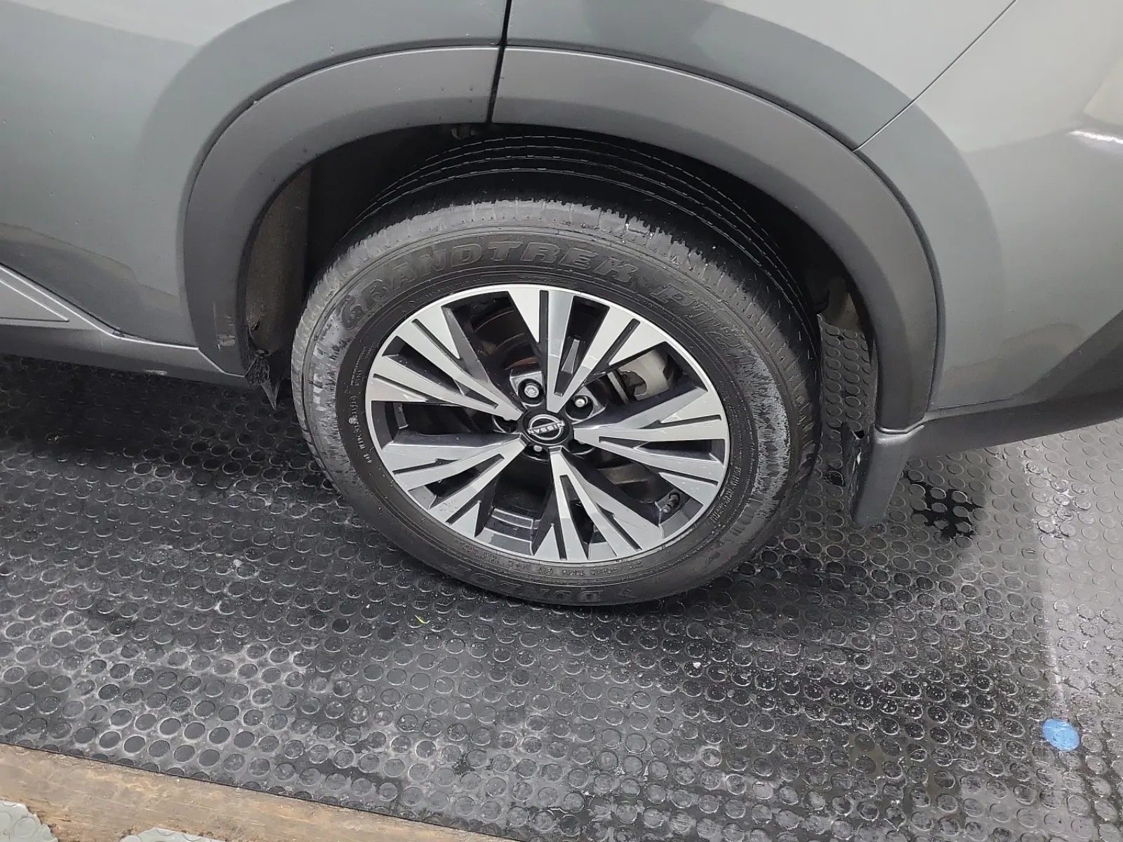 Left Rear Wheel/Tire Photo