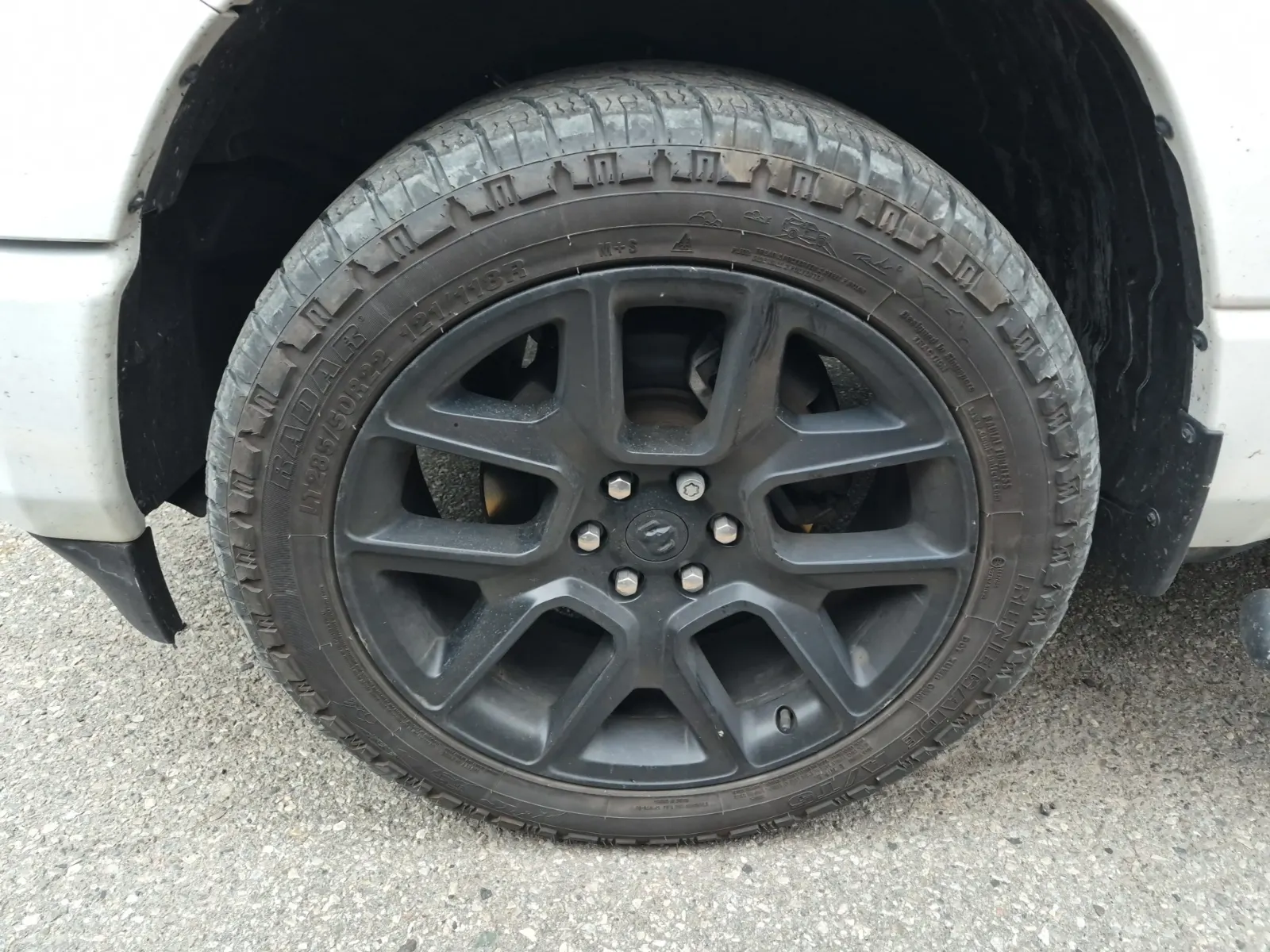 Front driver wheel/tire photo