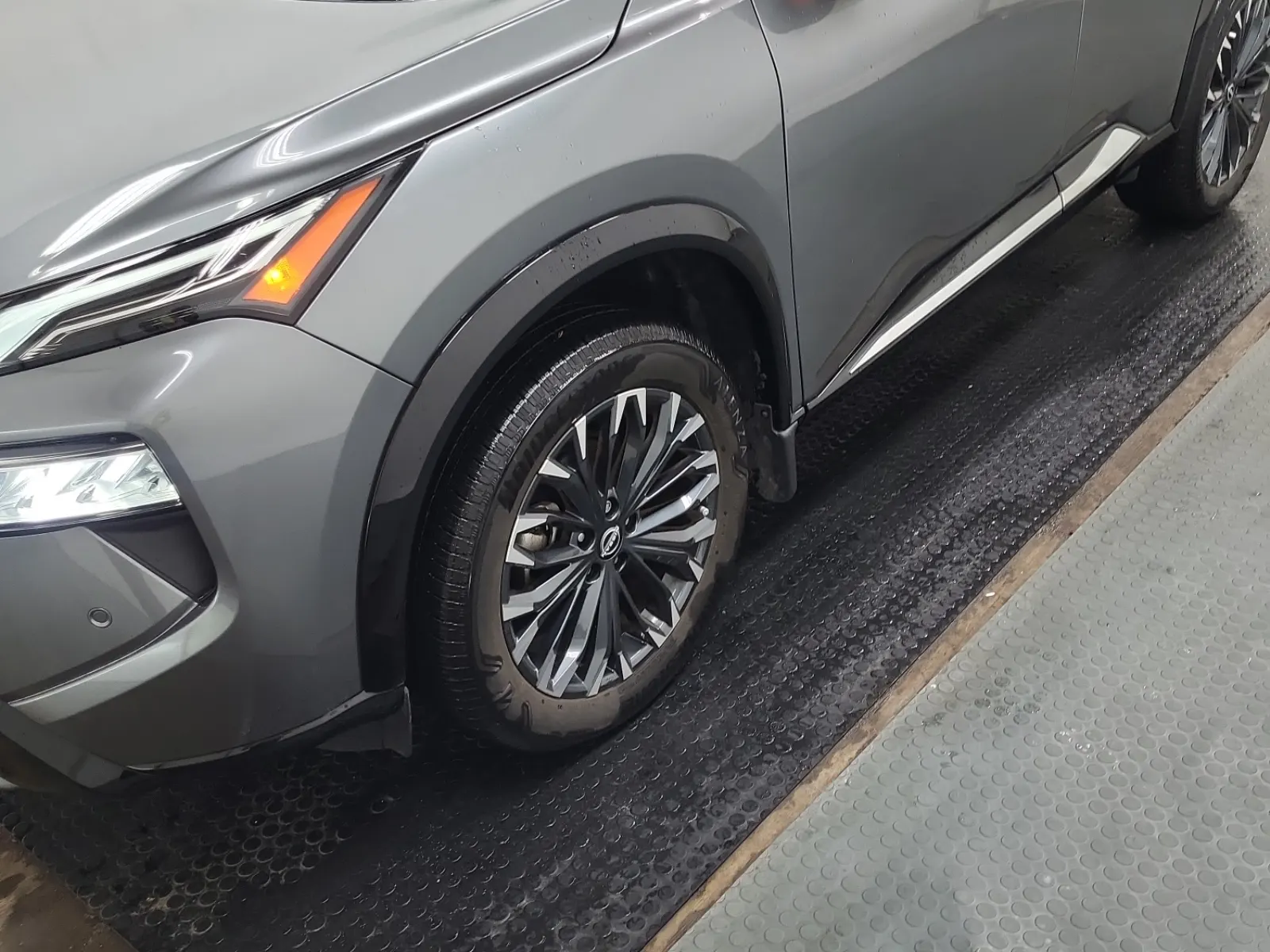 Front driver wheel/tire photo