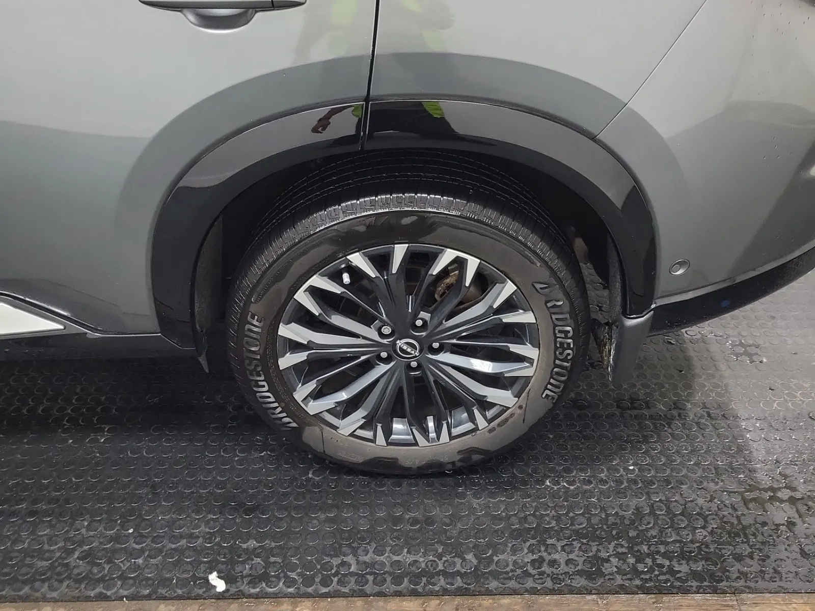 Left Rear Wheel/Tire Photo