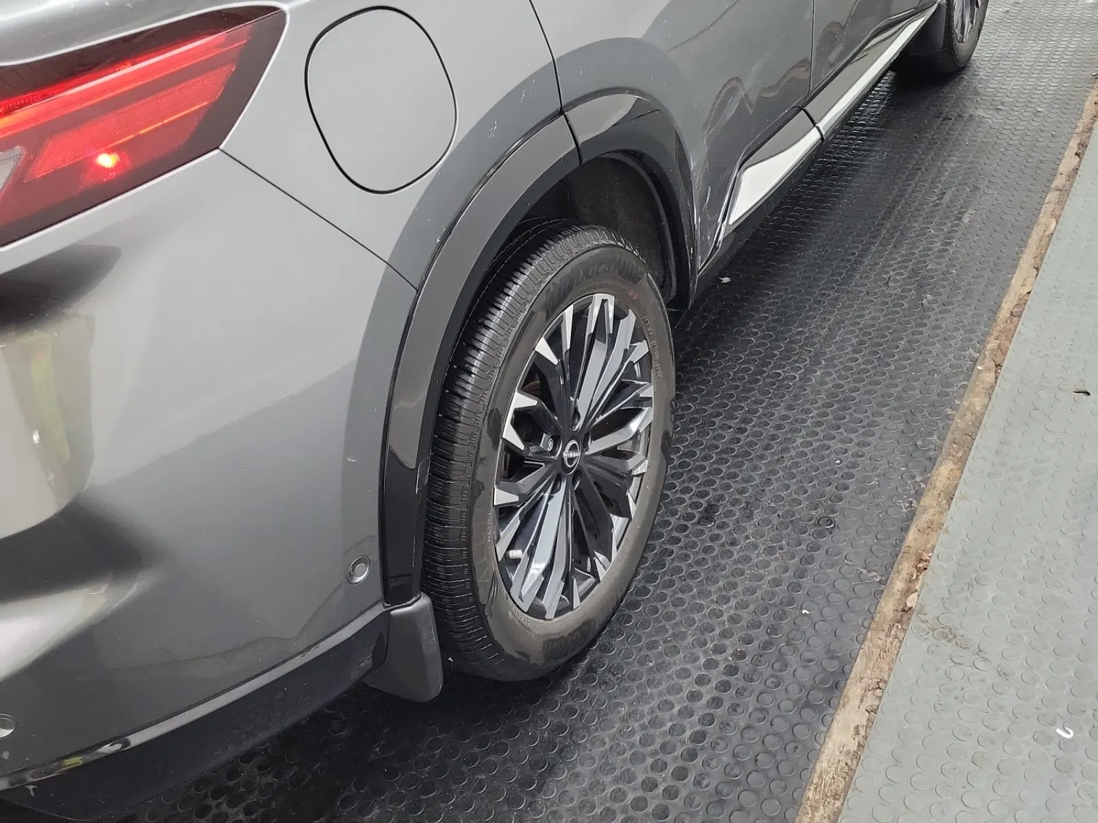 Right Rear Wheel/Tire Photo