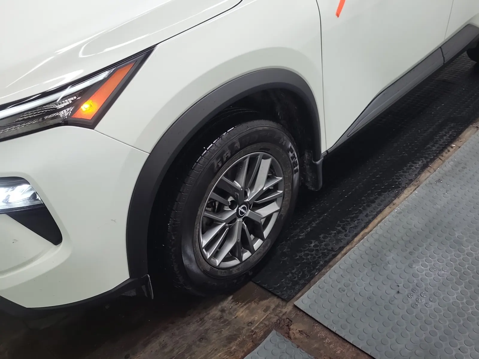 Front driver wheel/tire photo
