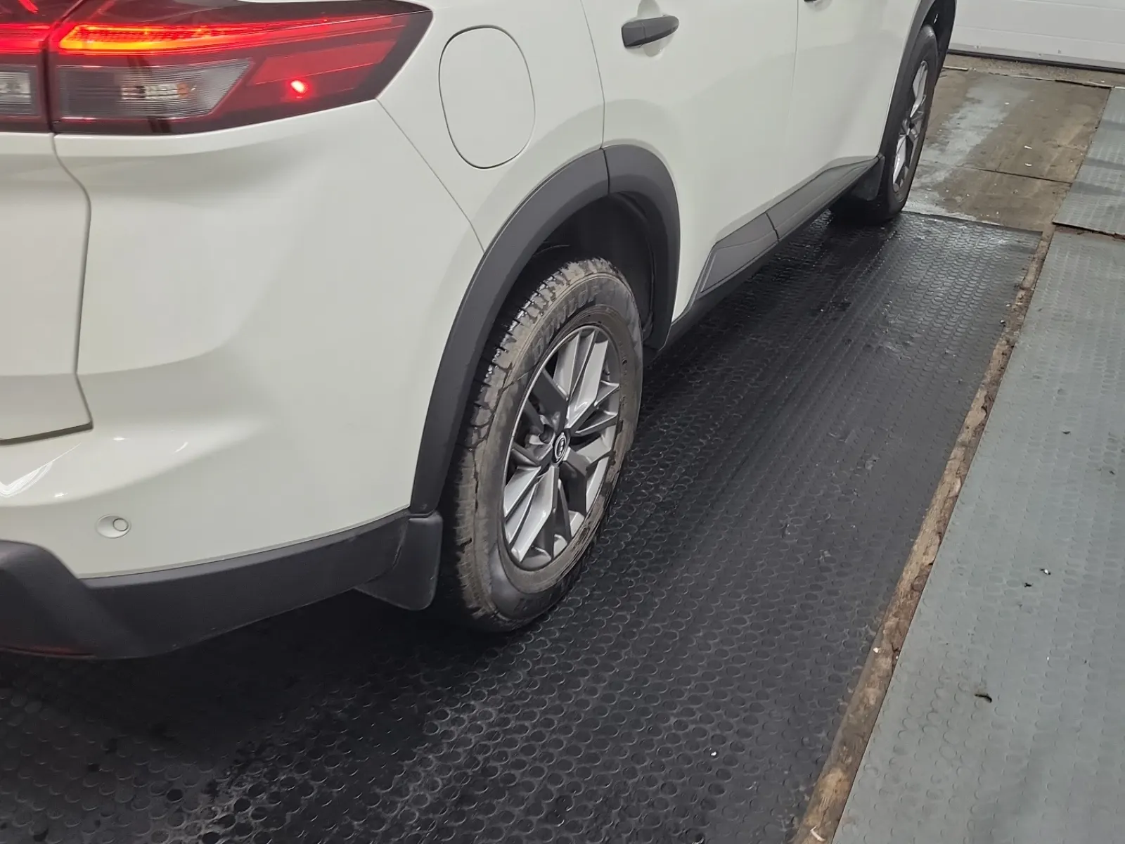 Right Rear Wheel/Tire Photo