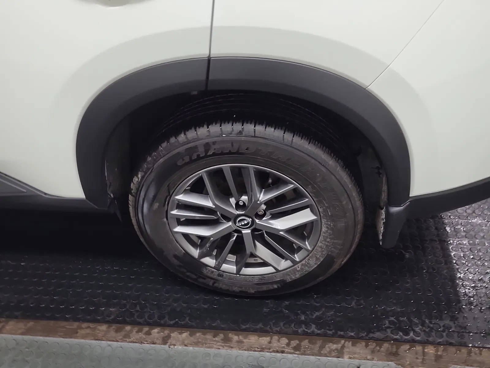 Left Rear Wheel/Tire Photo