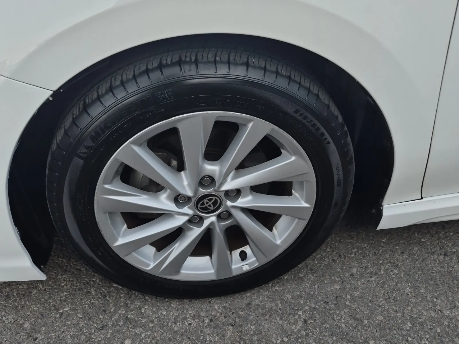 Front driver wheel/tire photo