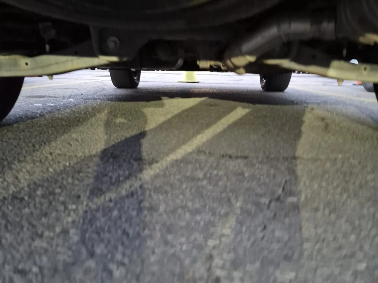 Undercarriage - Rear Photo