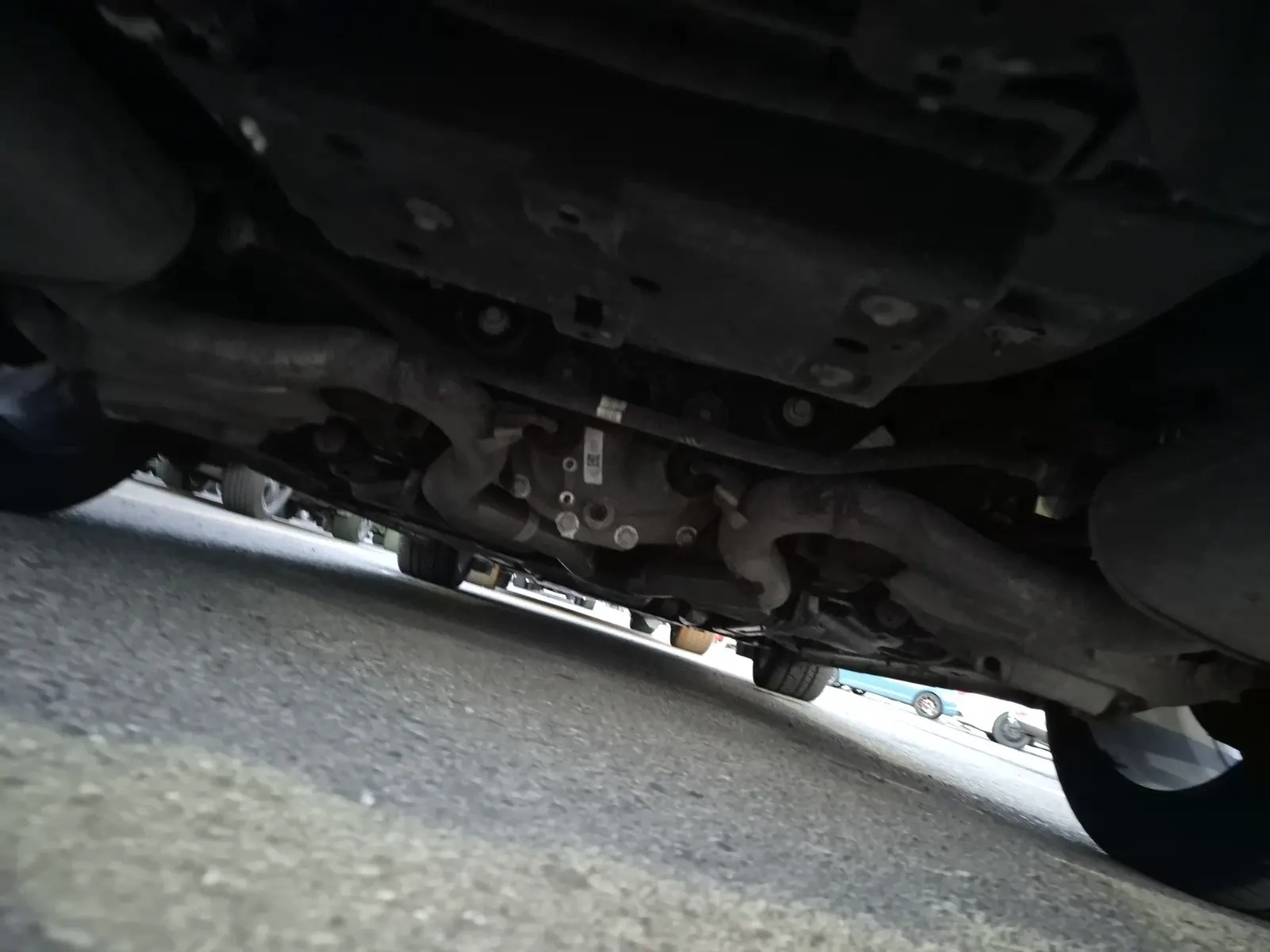 Undercarriage - Rear Photo