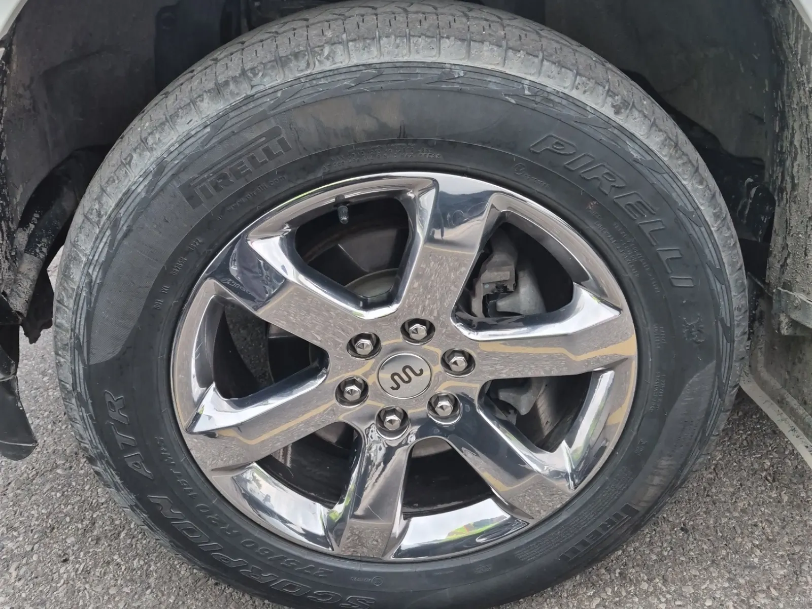Front driver wheel/tire photo