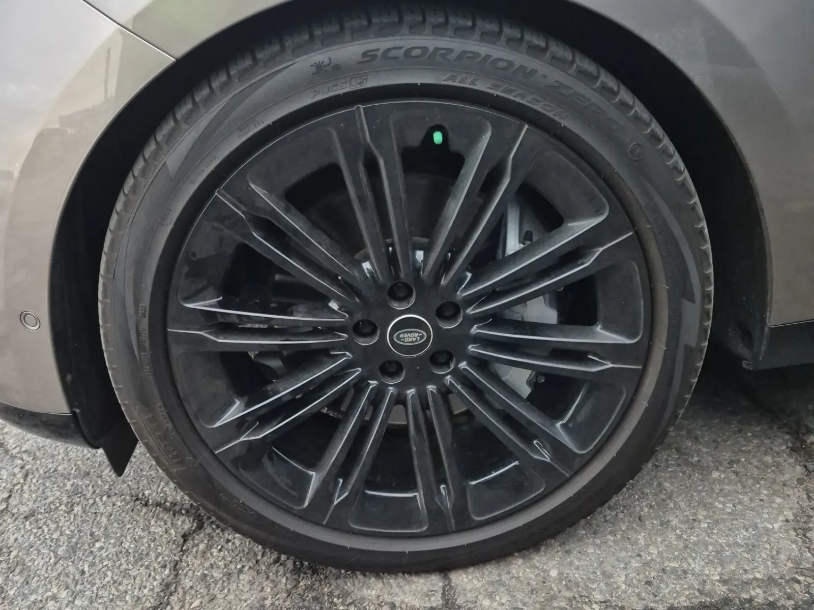 Front driver wheel/tire photo