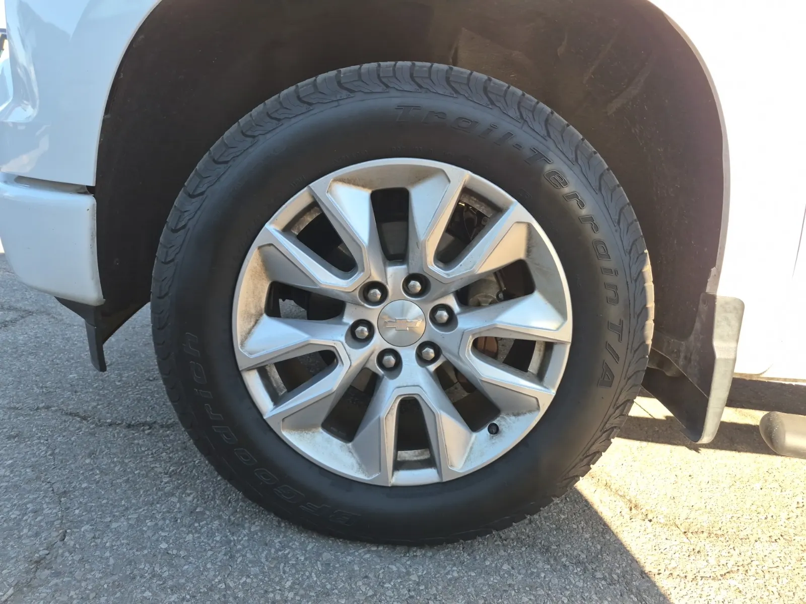 Front driver wheel/tire photo
