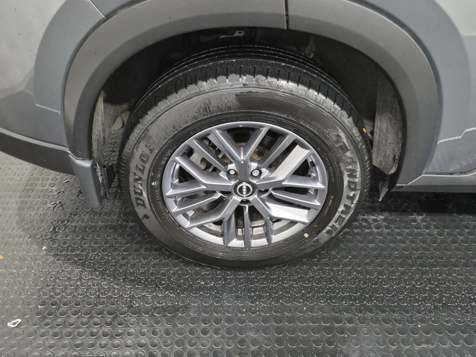 Right Rear Wheel/Tire Photo