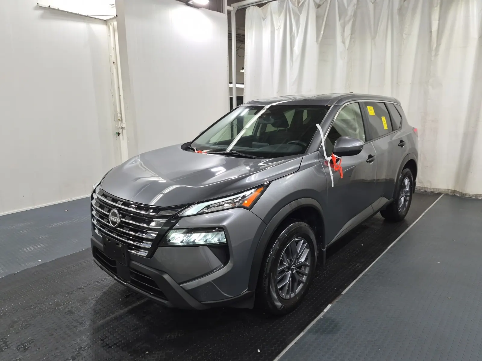 Front driver 3/4 photo