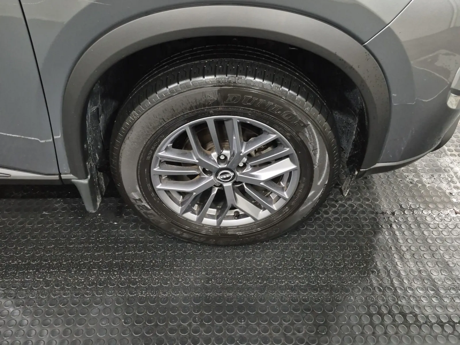 Right Front Wheel/Tire Photo