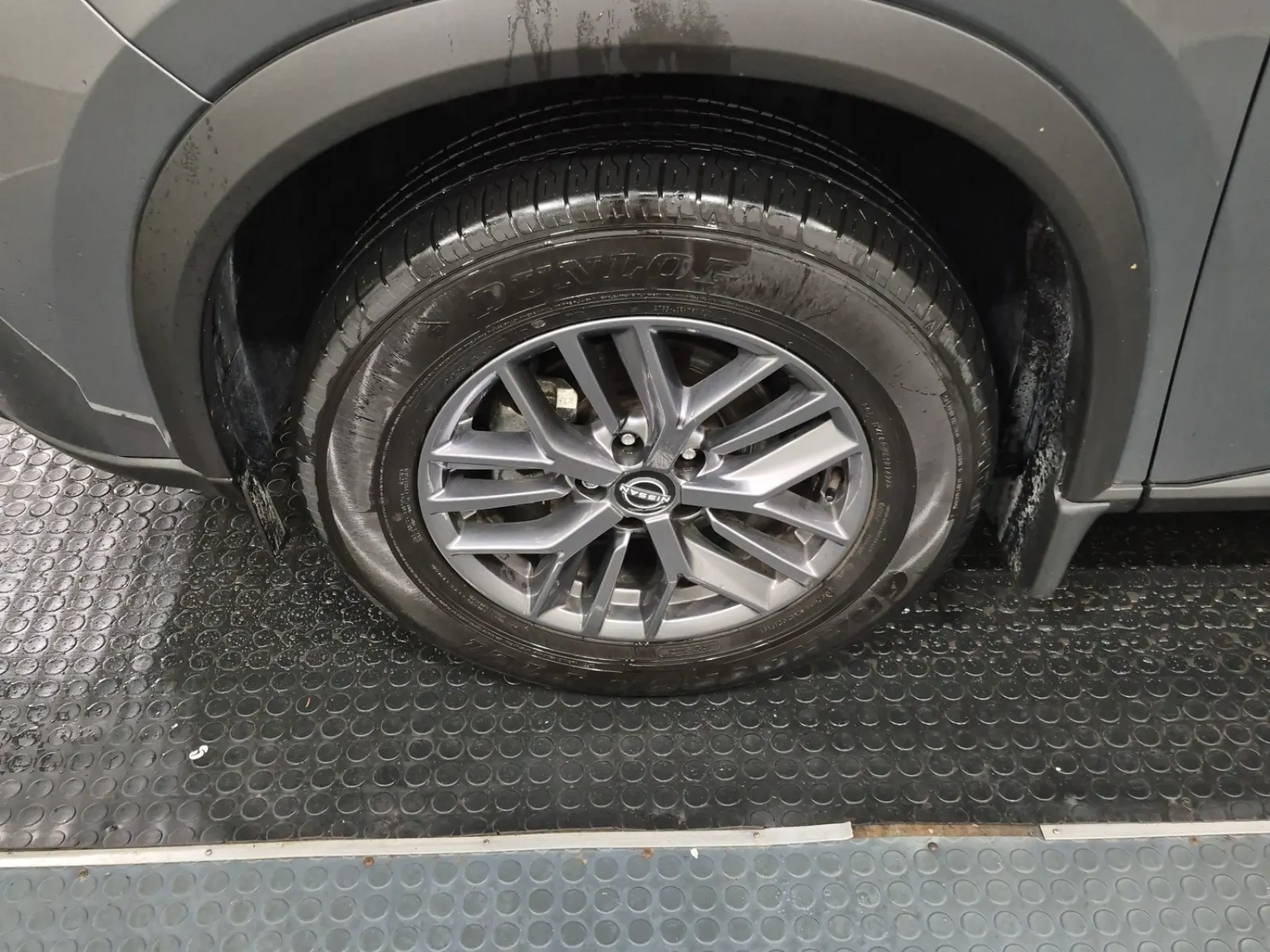 Front driver wheel/tire photo