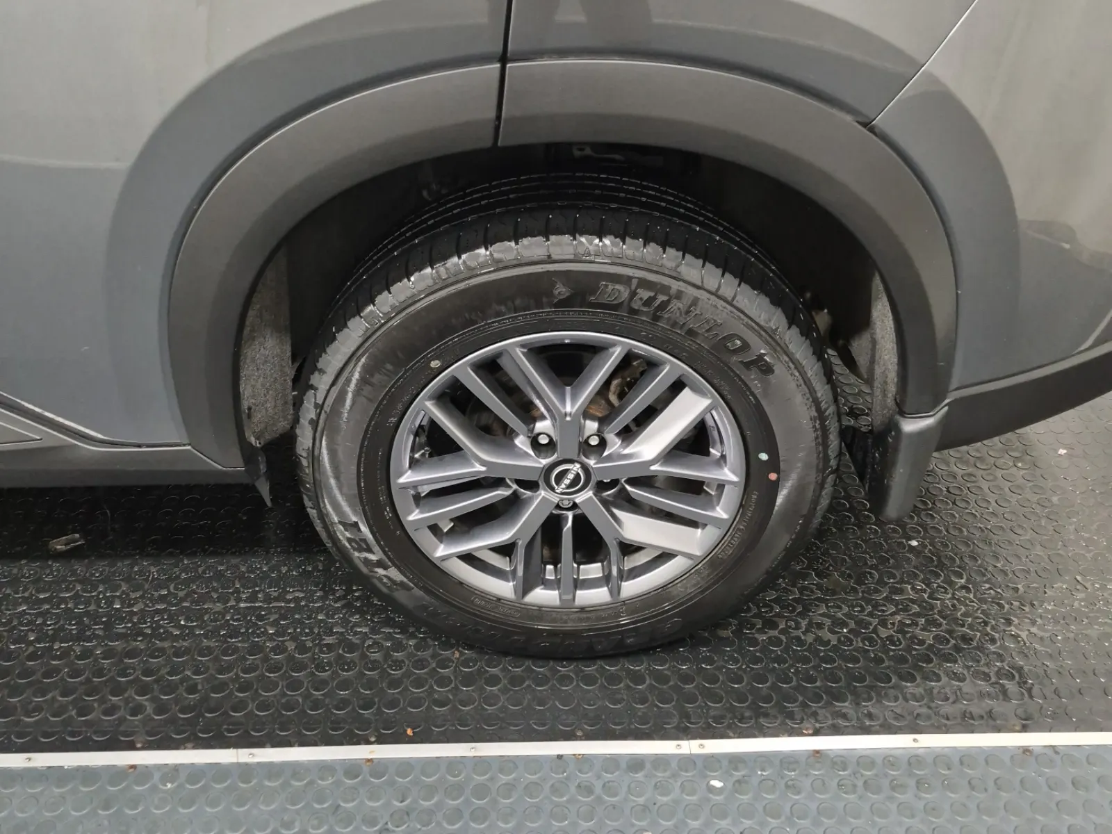 Left Rear Wheel/Tire Photo