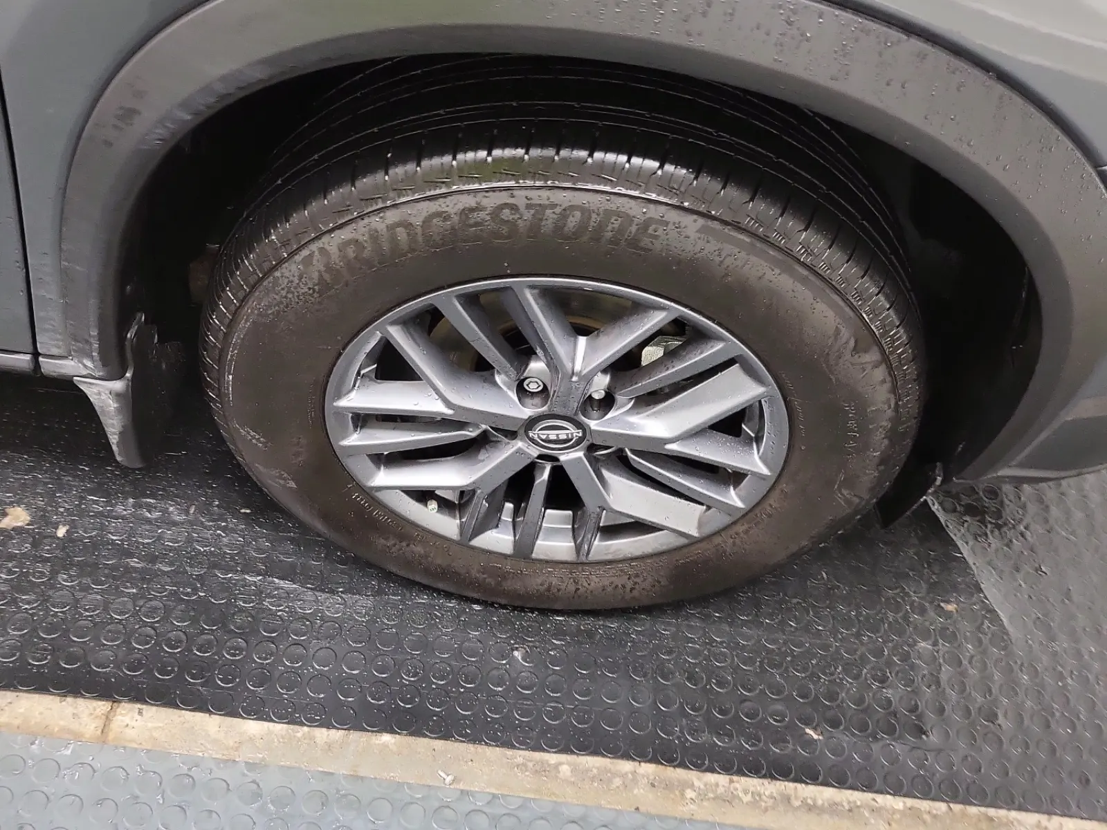 Right Front Wheel/Tire Photo