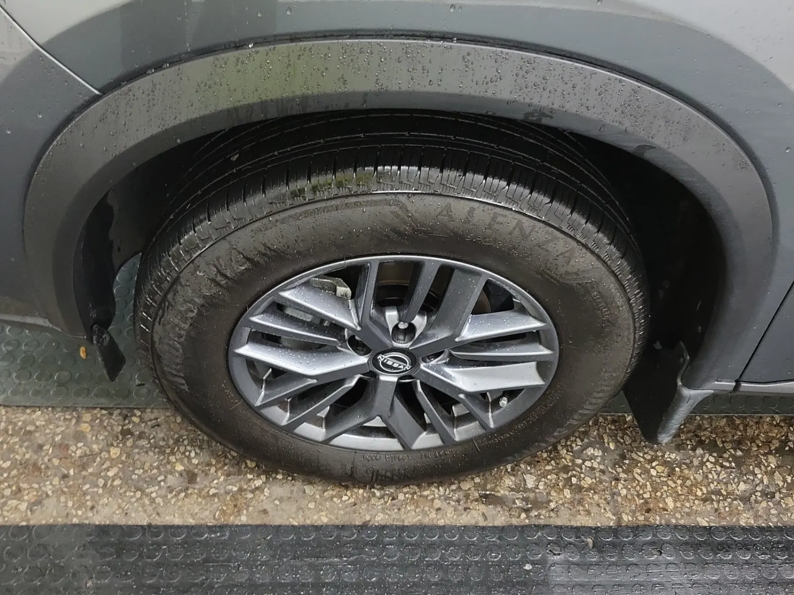 Front driver wheel/tire photo