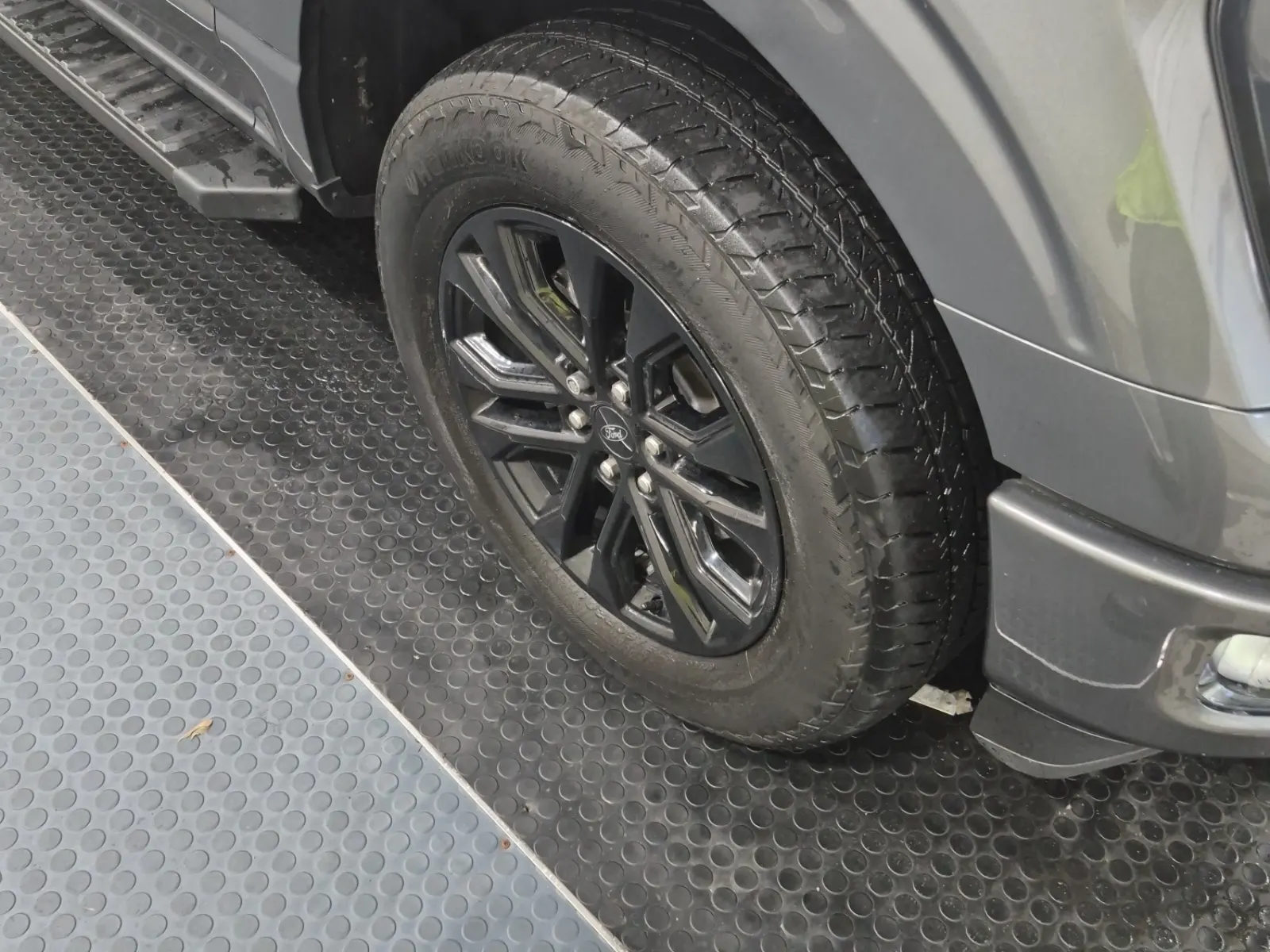 Right Front Wheel/Tire Photo