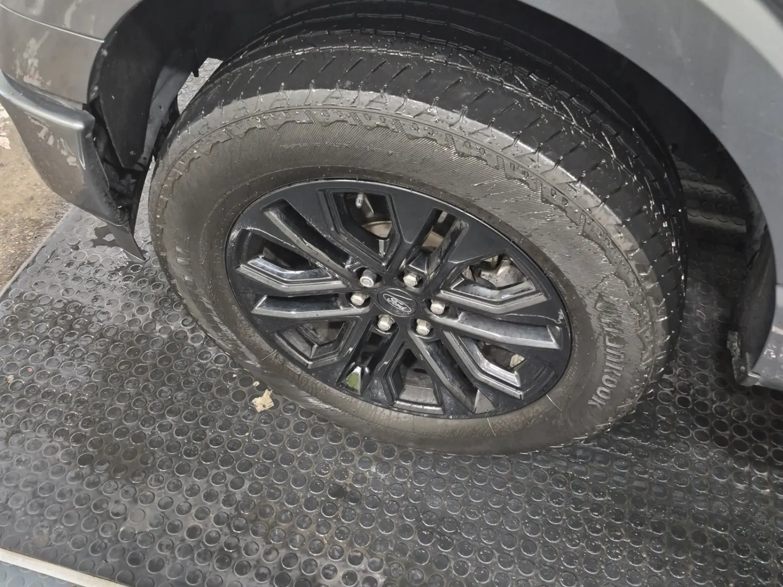 Front driver wheel/tire photo