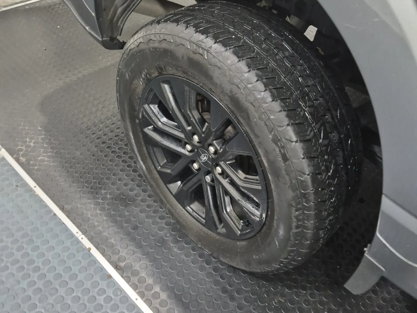 Right Rear Wheel/Tire Photo