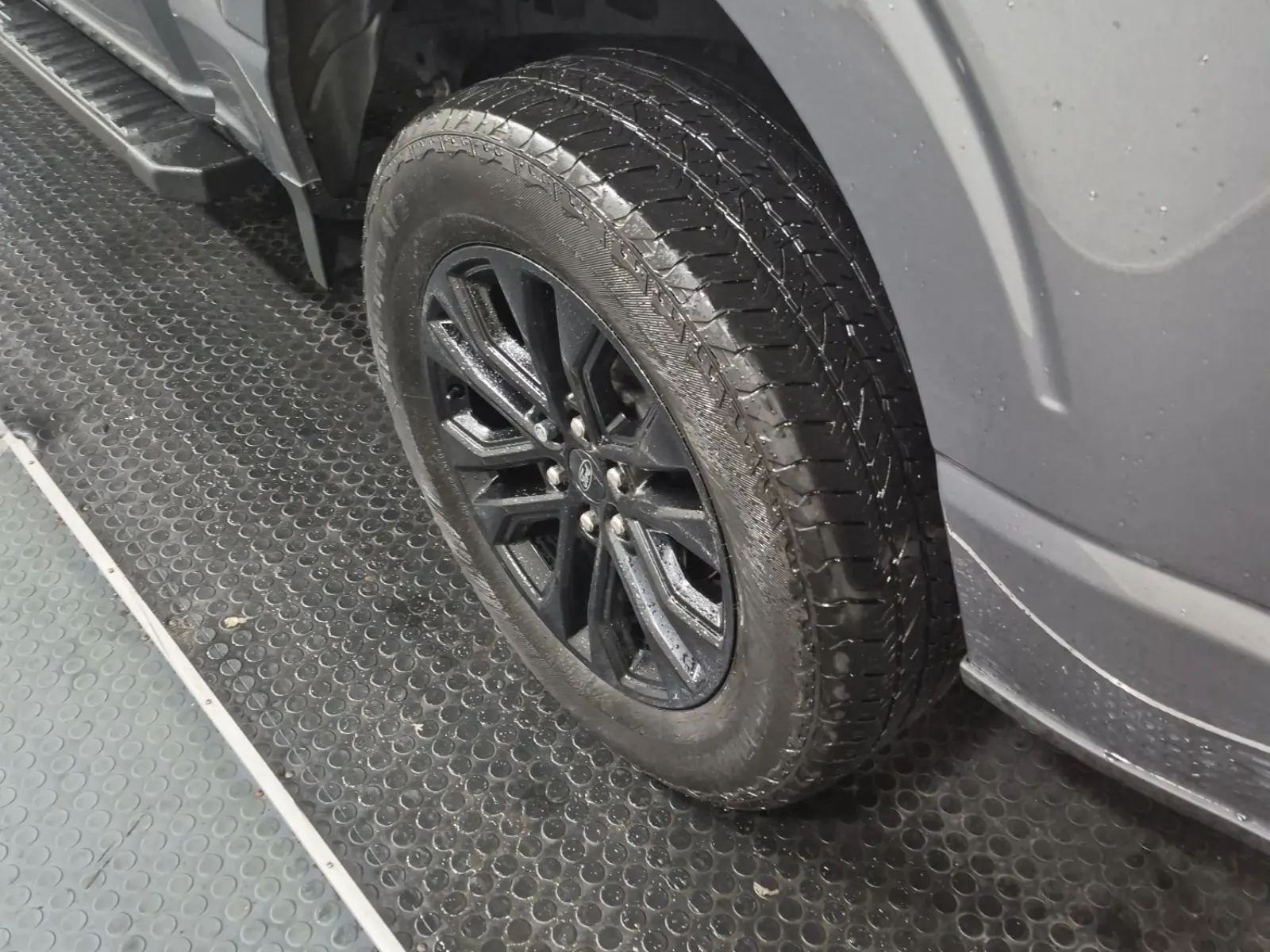 Left Rear Wheel/Tire Photo