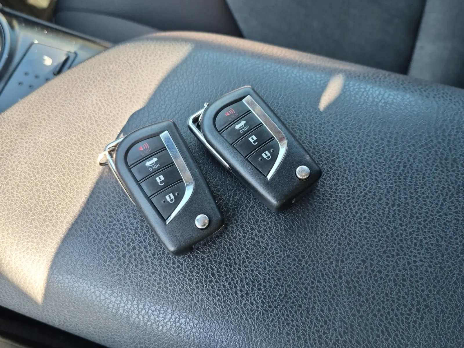Keys/Fobs/Manual Photo