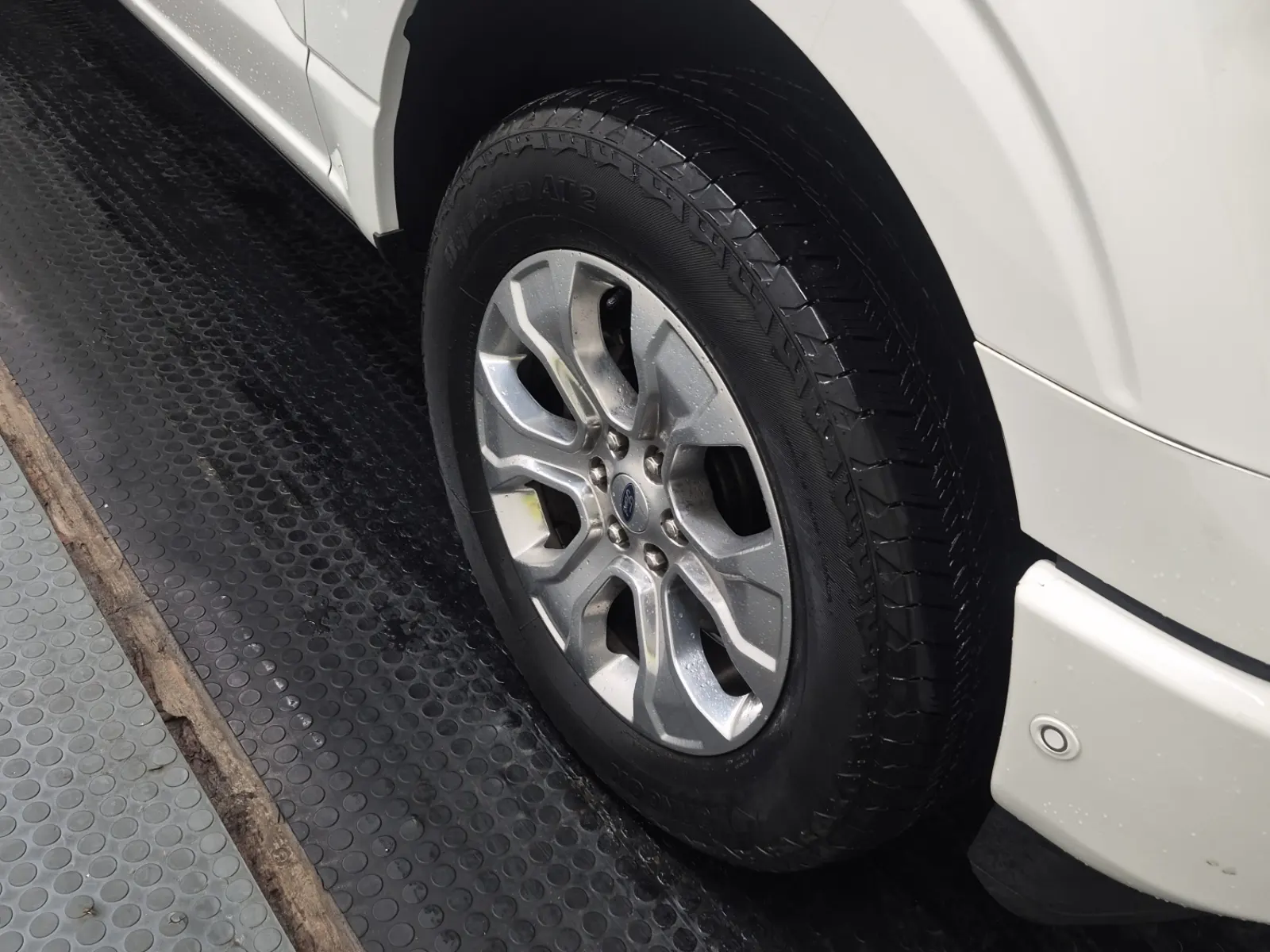 Right Front Wheel/Tire Photo