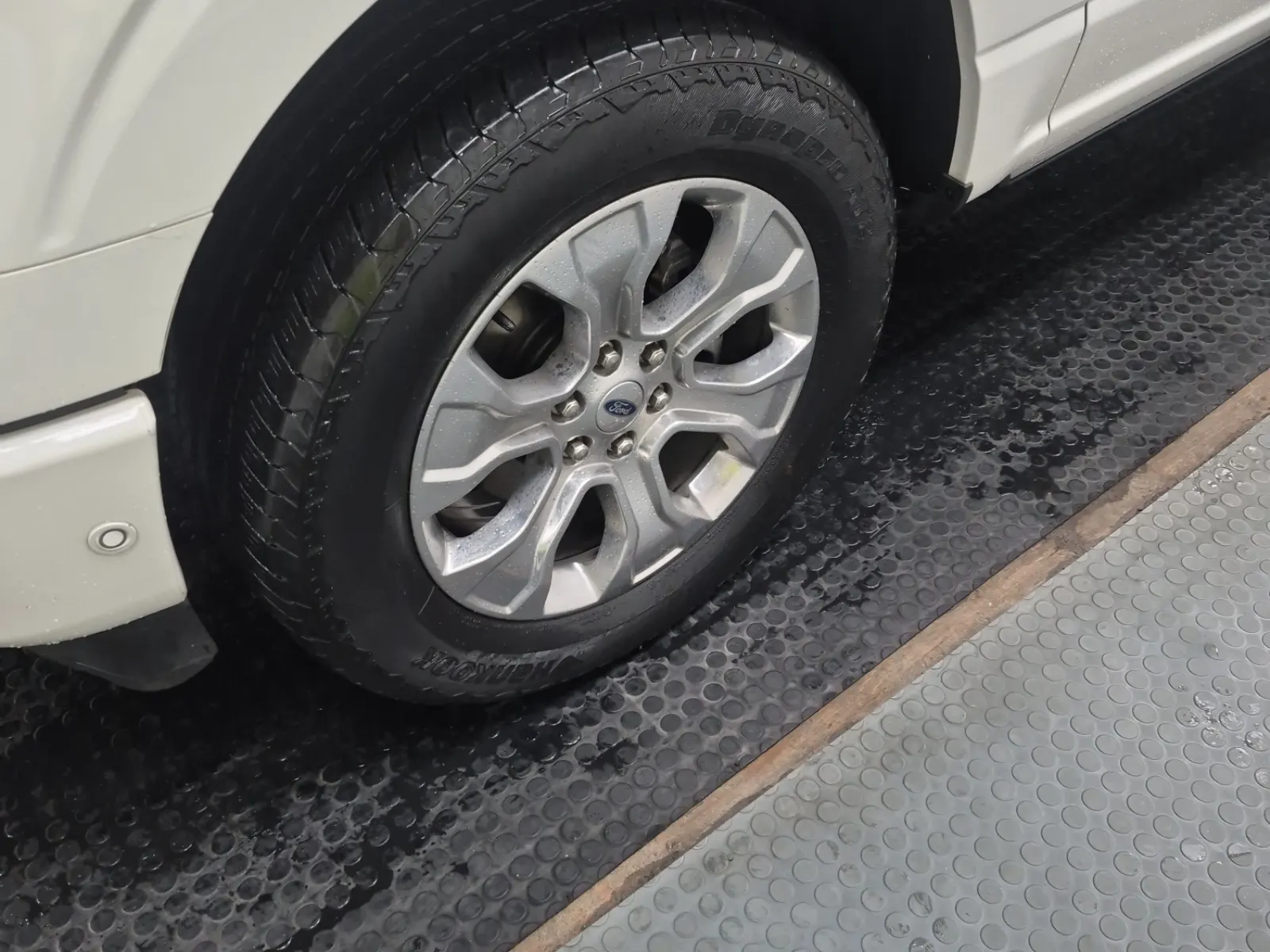 Front driver wheel/tire photo