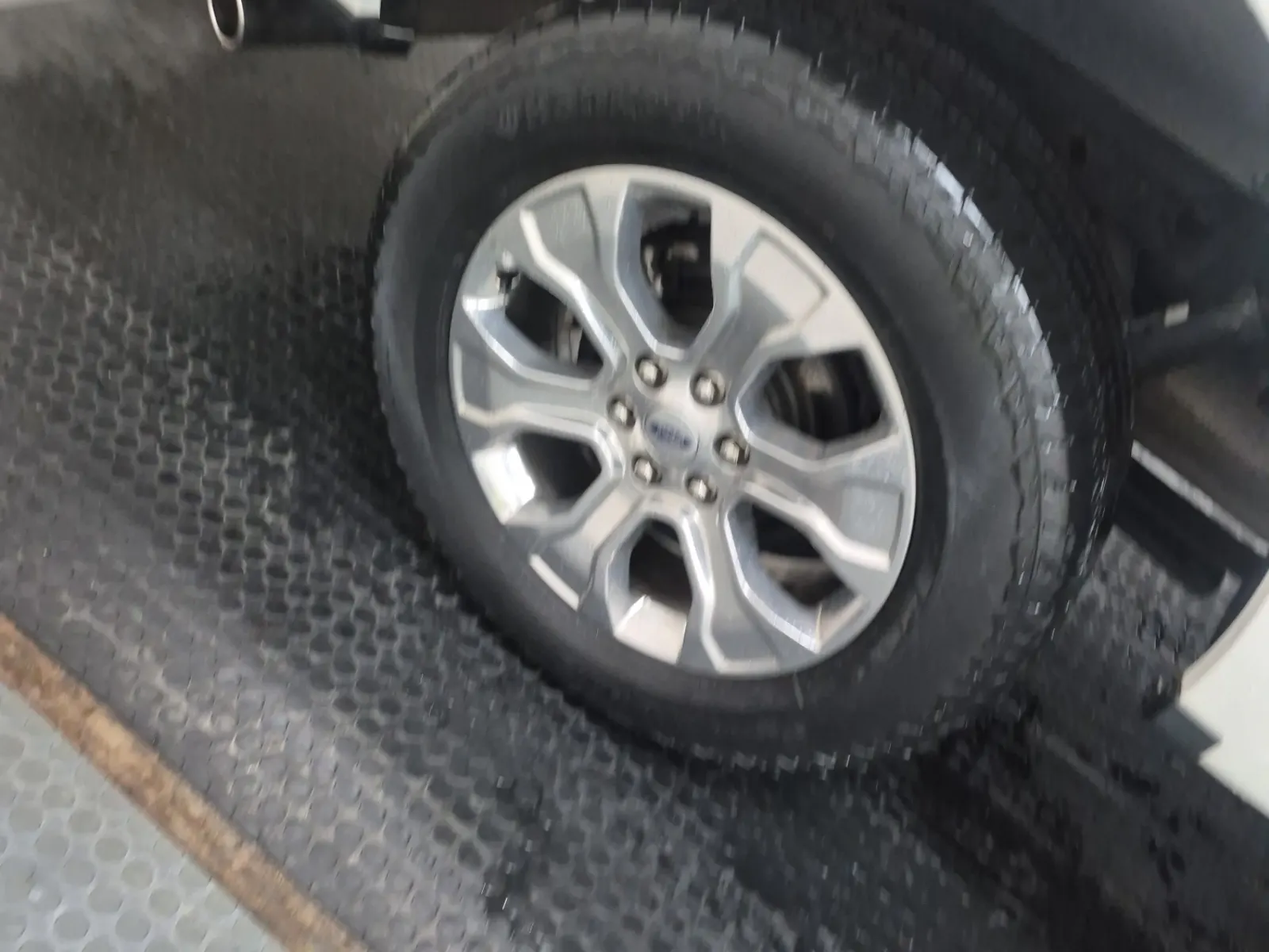 Right Rear Wheel/Tire Photo