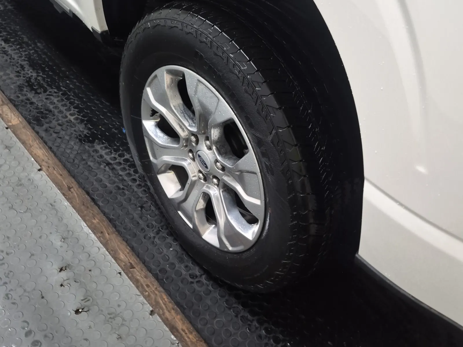 Left Rear Wheel/Tire Photo