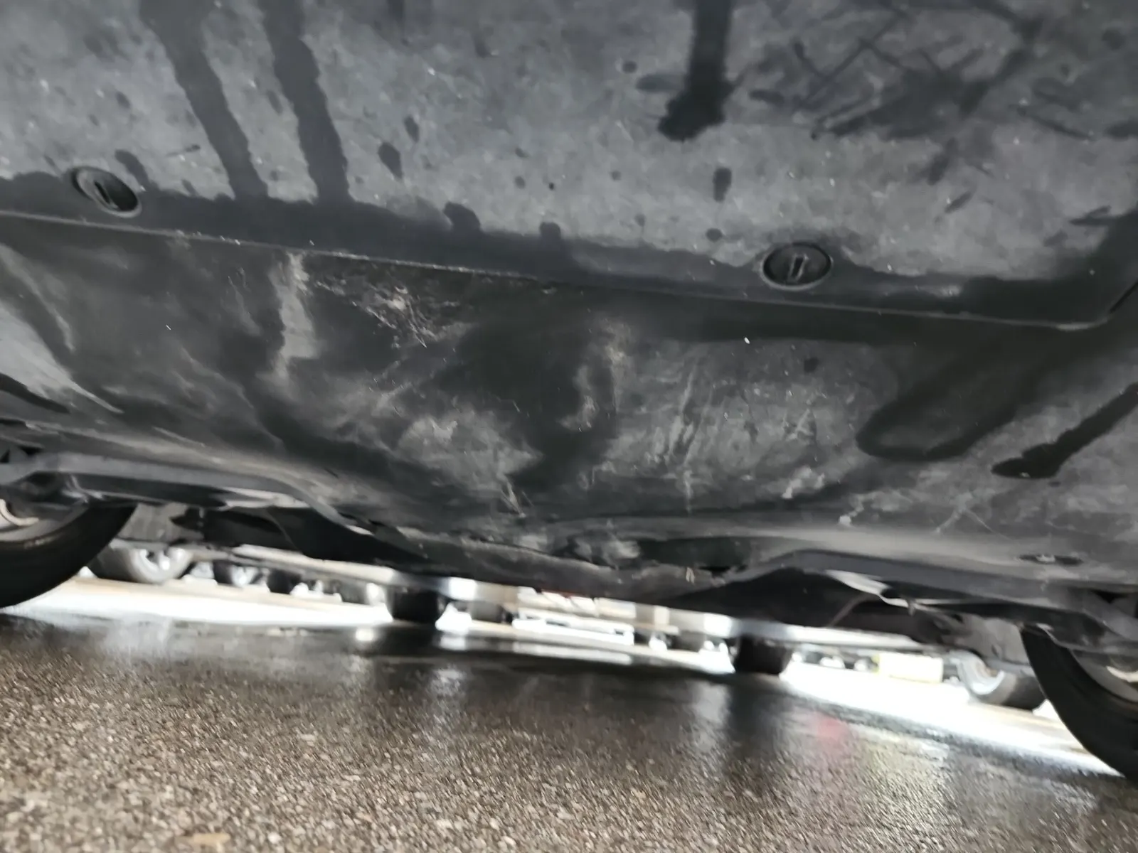 Undercarriage - Rear Photo