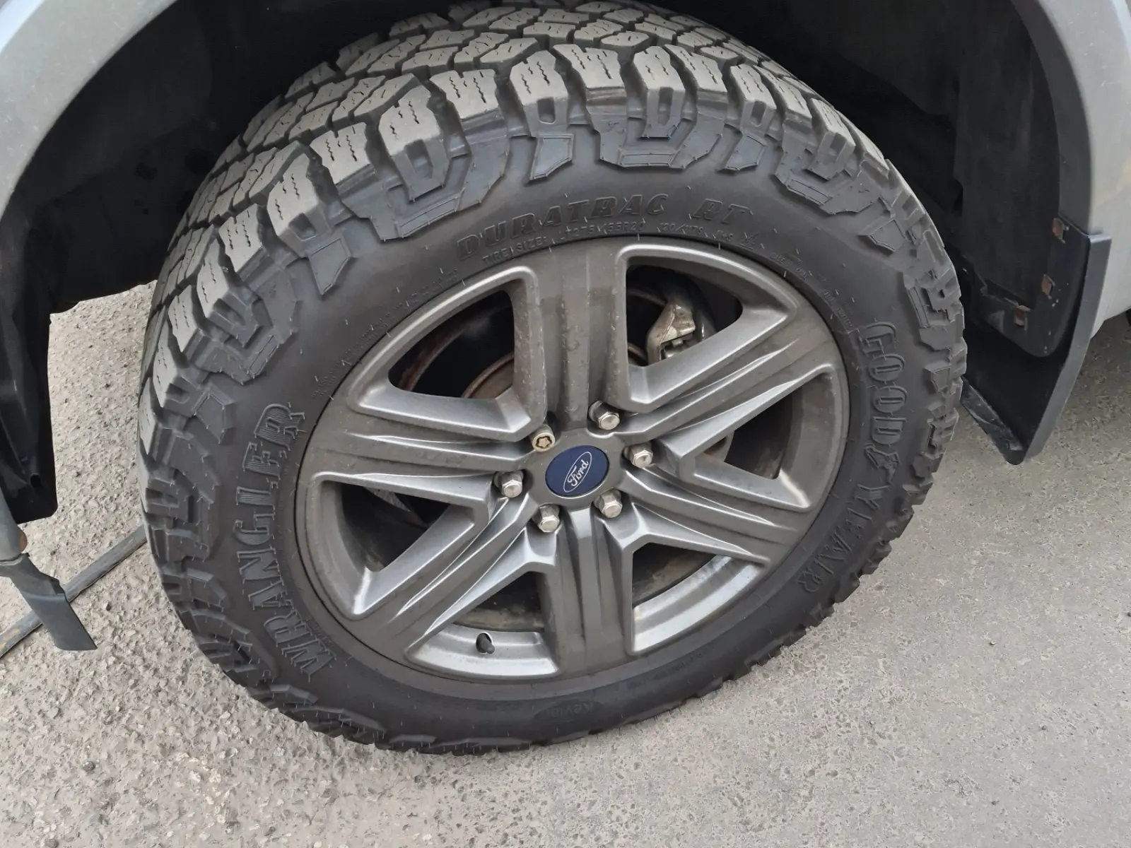 Front driver wheel/tire photo
