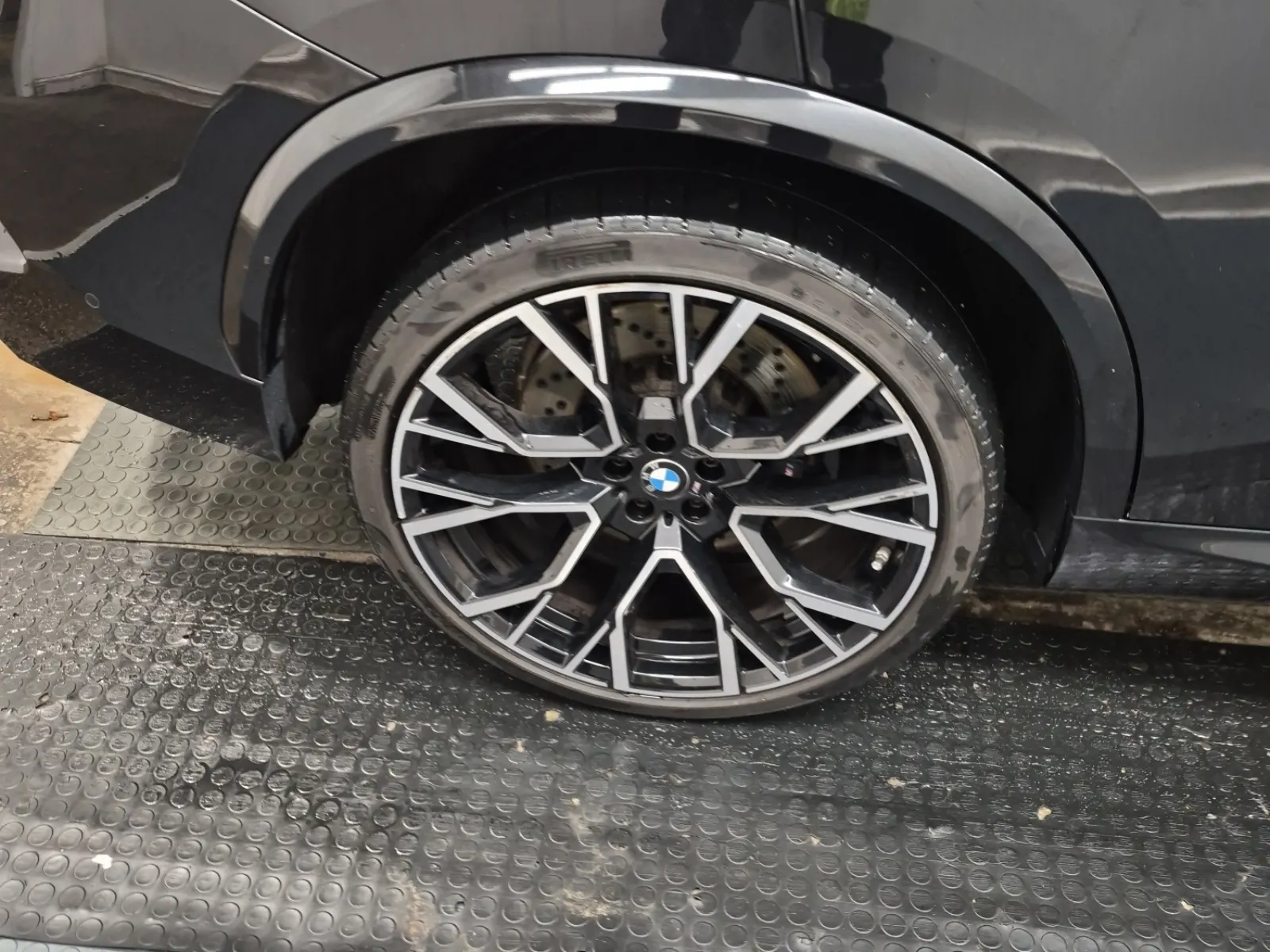Right Rear Wheel/Tire Photo