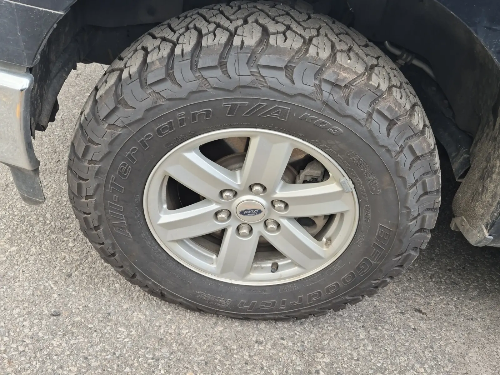Front driver wheel/tire photo