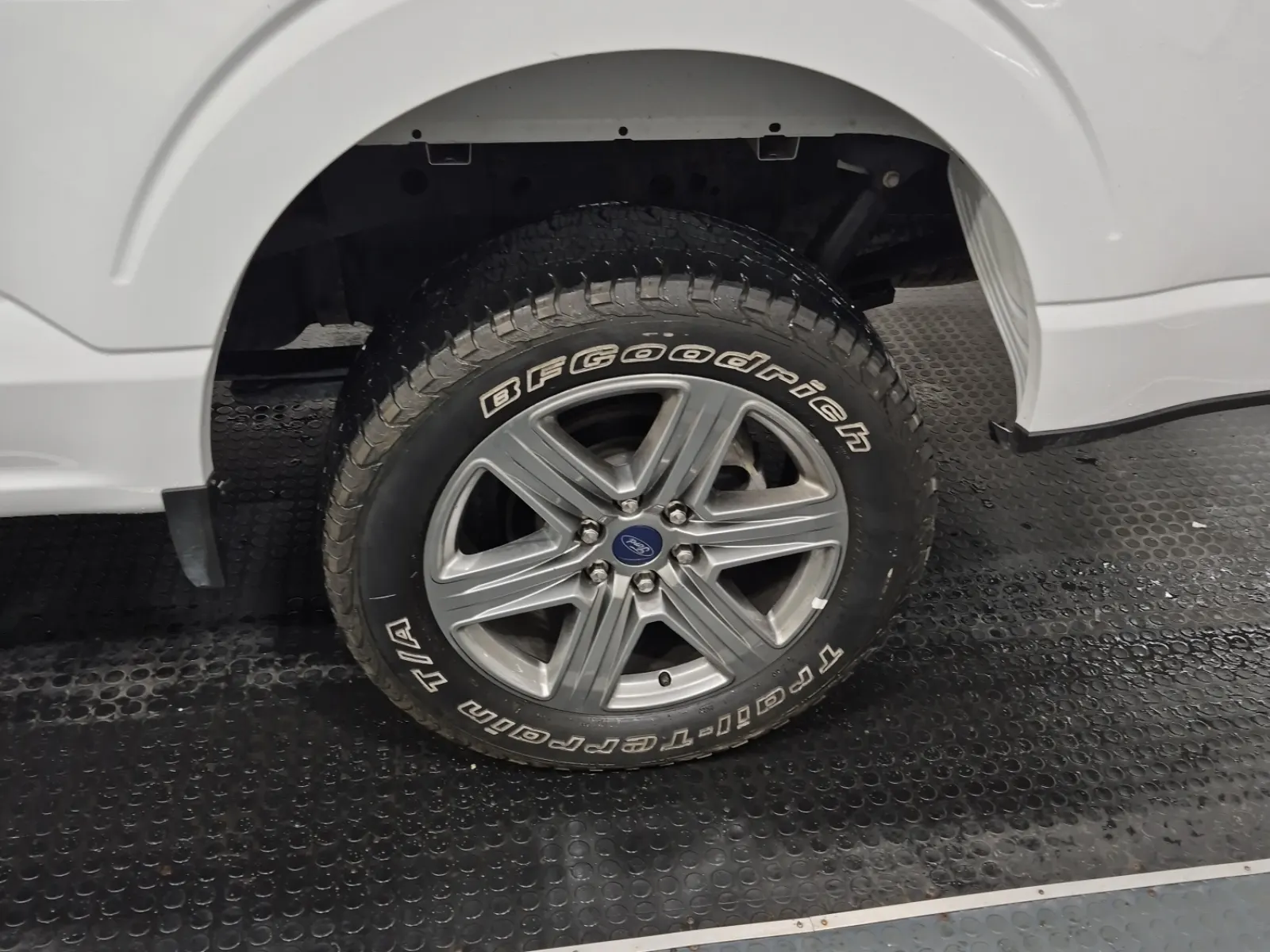 Left Rear Wheel/Tire Photo