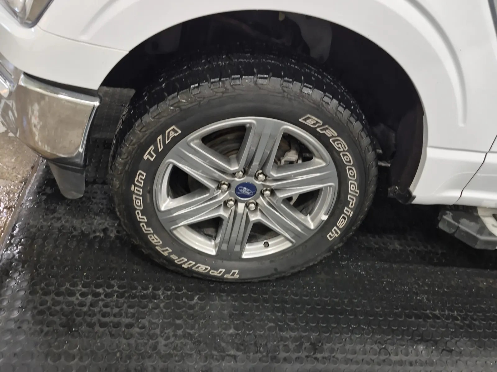Front driver wheel/tire photo