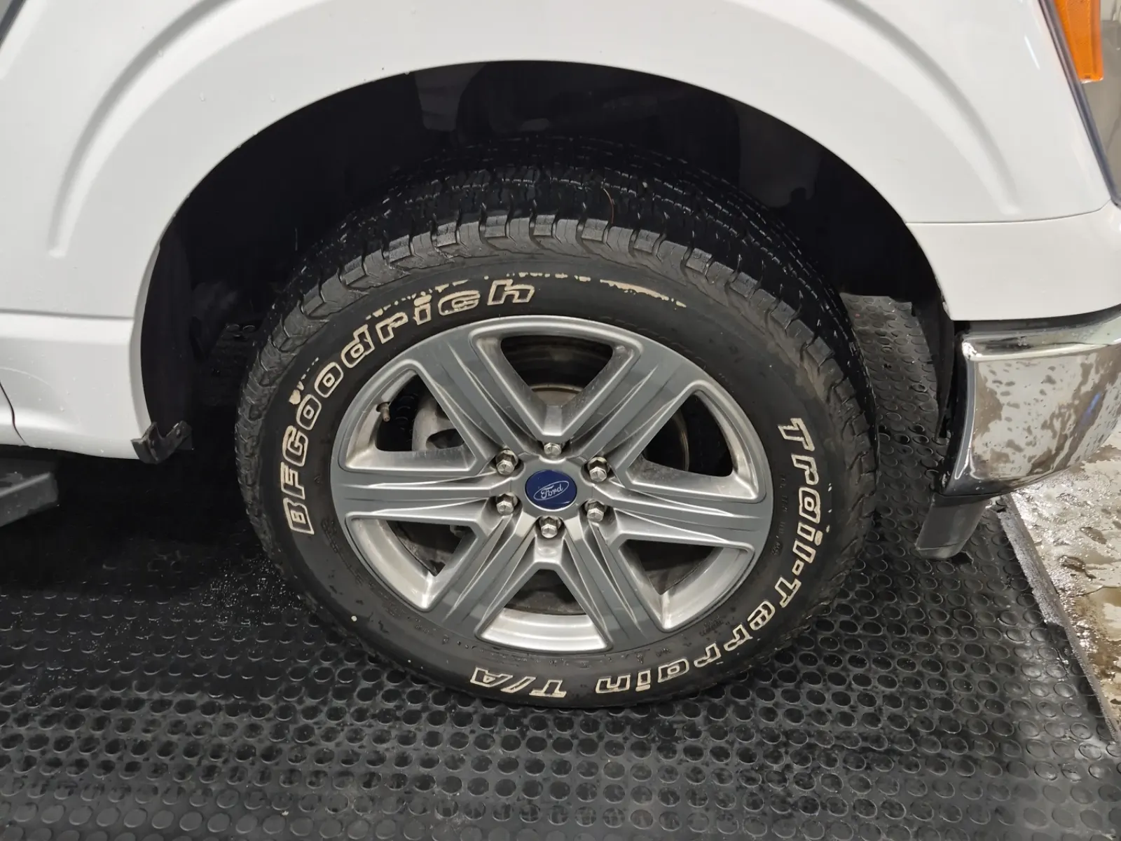 Right Front Wheel/Tire Photo