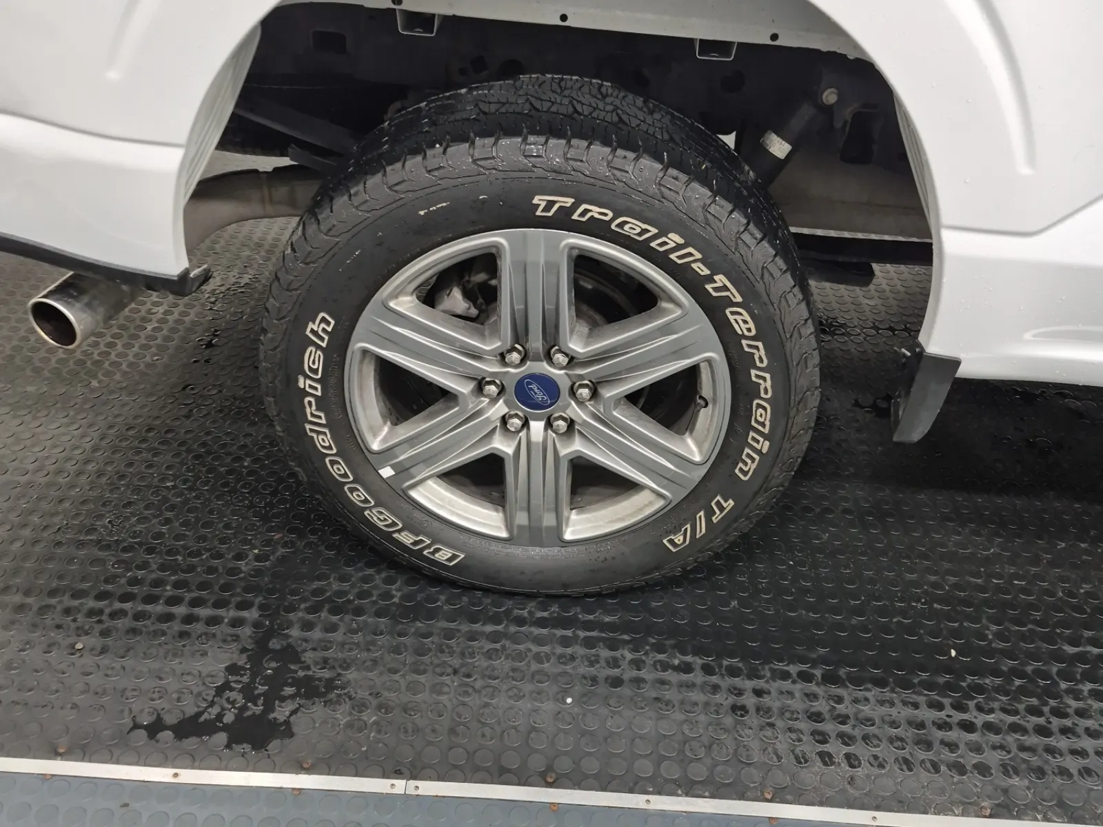 Right Rear Wheel/Tire Photo