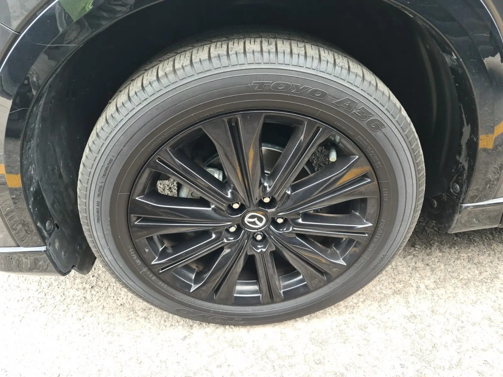Front driver wheel/tire photo