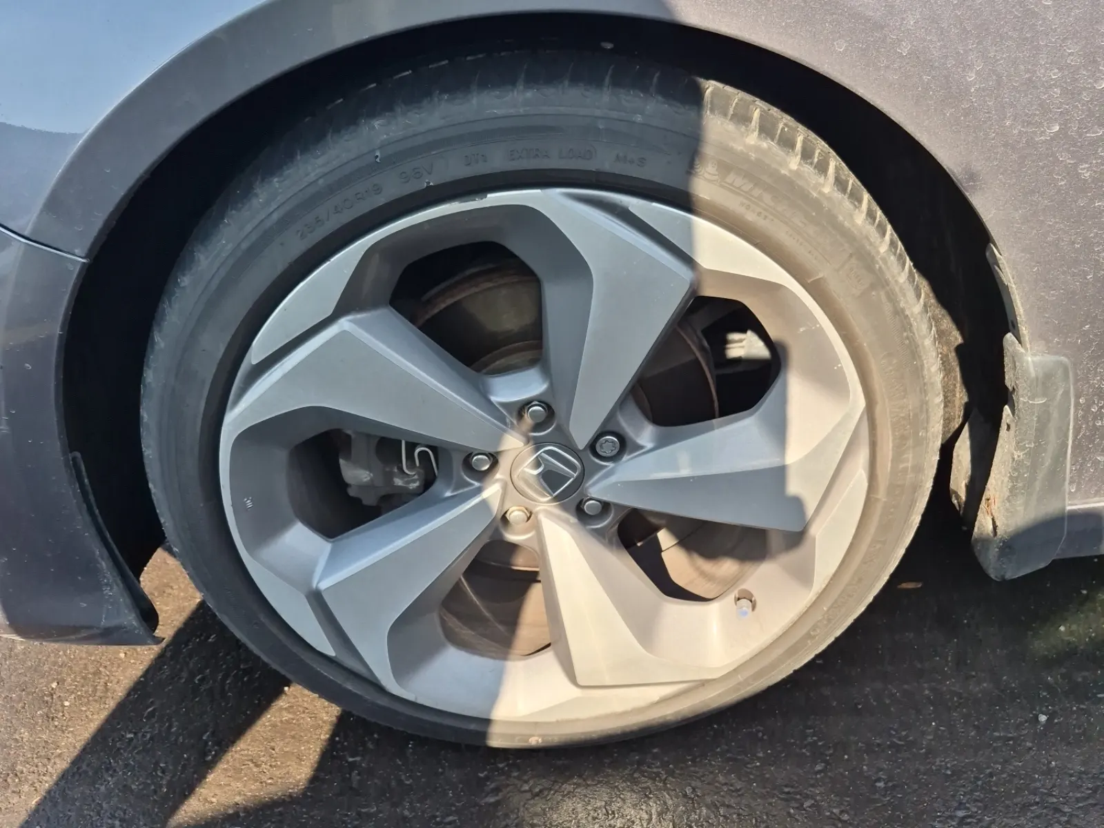 Front driver wheel/tire photo