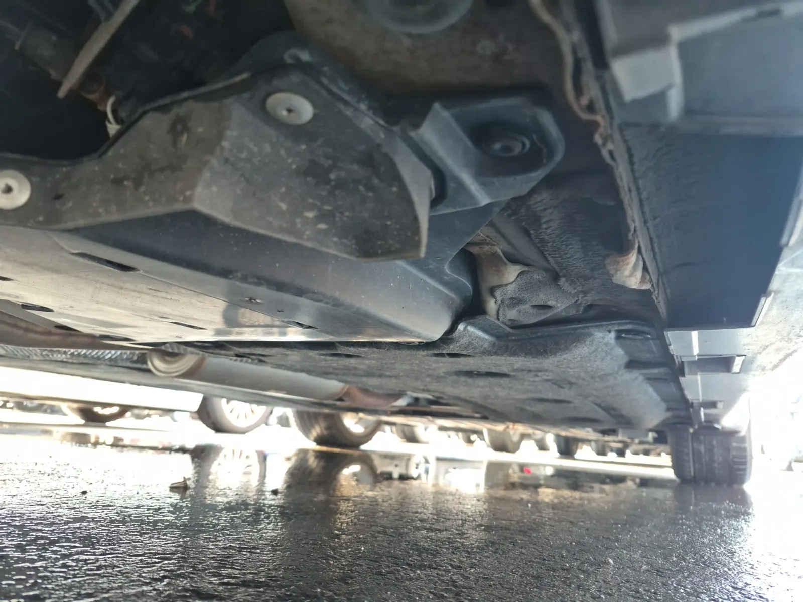 Undercarriage - Passenger Photo